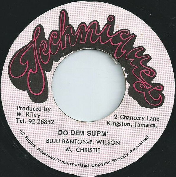 ・アーティスト Buju Banton / Ernest Wilson / Major Christie ・タイトル Do Dem Supm' ・レーベル・型番 Techniques NONE ・フォーマット 7インチレコード ・コンディション(盤) 良い (VG+) ・コンディション(ジャケット) ・コンディション(帯) オビなし ・特記事項 【レーベルにシール付着】 サンプル画像です。実際の商品の画像ではありません 商品写真はバーコード/カタログ番号に対応したサンプル画像ですので、お送りする商品の画像ではありません。帯やライナーなどの付属品は、特記事項に記載されている場合のみ含まれます。プロモやカラーレコードなどの仕様についても、該当する場合のみ特記事項に記載しています。 【ご購入前に必ずご確認ください】 ・本店サイト(www.recordcity.jp)とは価格、送料が違います ・本店サイト、その他支店のオーダーとは同梱発送できません ・注文確定後に別の注文を頂いた場合、注文同士の同梱は致しかねます。 ・別倉庫から発送しているため、店頭受け渡しは対応しておりません ・一部商品は他の通販サイトでも販売しているため、ご注文のタイミングによっては商品のご用意ができない場合がございます。 ・土日祝日はお休みです 金曜・祝前日9時以降のご連絡またはご入金は、返答または発送が週明け・祝日明けに順次対応となります。 ・ご購入後のキャンセル不可 ご購入後のキャンセルはいかなる理由においてもお受けできません。ご了承の上、ご購入くださいませ。 ・日本郵便(ゆうパック/ゆうメール)によるお届けになります。 ・中古品であることをご理解ください 当ストアでは中古商品を主に販売しております。中古品であることをご理解の上ご購入ください。また、一部商品はRecordCityオンラインストアで試聴可能です。 ・返品について お客様のご都合による返品は一切承っておりません。 表記の内容と実際の商品に相違がある場合、また針飛び等で返品・返金をご希望される場合は、商品の到着後1週間以内にご連絡ください。商品の返送をこちらで確認後、キャンセル・返金を行います。 コンディションVG以下の商品は返品できません。プレイに影響のない表面のこすれ傷、プレス起因のノイズ盤は返品の対象外です。 【コンディション表記】 ・ほぼ新品(M-)(Like New) 完全な新品。未使用。当店ではほぼ使用しません ・非常に良い(EX)(Excellent) 中古盤として美品な状態。わずかな経年を感じるものの傷みを感じさせない、当店基準で最高の状態 ・良い(VG+)(Very Good Plus) 丁寧に扱われた中古品で、軽い使用感がみられる。 ・可(VG)(Acceptable) 使い込まれた中古品で、「良い」よりもさらに使用感がみられる。 ・悪い(VG-)(Bad) 状態が悪いアイテム。使用の保障はなく、再生不可、針飛び、目立つノイズがあるかもしれない。状態によるクレーム不可。返品不可。 ・非常に悪い(G)(Very Bad) 「悪い」よりさらに状態が悪いアイテム。使用の保障はなく、再生不可、針飛び、目立つノイズがあるかもしれない。状態によるクレーム不可。返品不可。 ・ジャンク(Fair)(Junk/Fair) 割れている、反っている、水ダメージがある、カビ、ジャケットが分離している、ひどい書き込み、ひどい擦れなど最低の状態。使用の保障はなく、再生不可、針飛び、目立つノイズがあるかもしれない。状態によるクレーム不可。返品不可。 ・ジャンク(Poor)(Junk/Poor) 割れている、反っている、水ダメージがある、カビ、ジャケットが分離している、ひどい書き込み、ひどい擦れなど最低の状態。使用の保障はなく、再生不可、針飛び、目立つノイズがあるかもしれない。状態によるクレーム不可。返品不可。