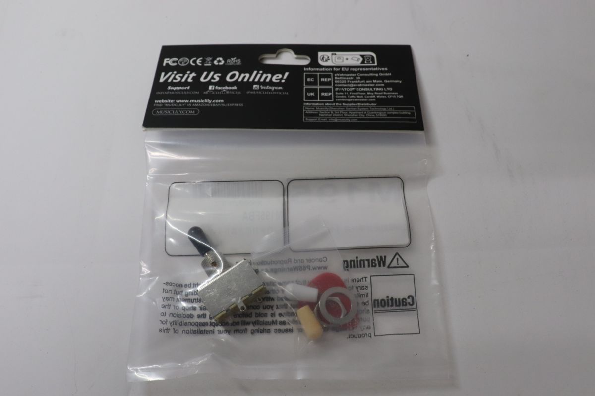 ・商品説明 Musiclily ミュージックリリ- M195FBA Musiclily トグルスイッチ 商品状態：S 未使用品 参考重量：25(g) メーカー Musiclily部品番号 M612商品の重量 20 g製品サイズ 2 x 5 x 5 cm; 20 gメーカーにより製造中止になりました いいえ色 クリームノブ材質 金属プラグ外形 パネルマウント電池付属 いいえ電池使用 いいえ商品寸法 (長さx幅x高さ) 20 x 50 x 50 mm ご購入前に必ずご確認ください ・ご購入者様都合によるご購入後のキャンセル・返品は、いかなる理由においてもお受けできません。 ・送料および代引き手数料はご購入者様のご負担となります。 ・決済期日までにご入金が確認できない場合は、「ご購入者様都合」にてキャンセルさせていただきます。 ・状況により、配送方法を変更させていただく場合がございます。 ・ご注文確定後の商品の追加や複数注文の同梱対応は、一切承っておりません。 ・土日・祝日は原則として発送業務を行っておりません。 ・商品説明は正確に記載するよう努めておりますが、中古品は予期せぬ傷や汚れ等がある場合がございます。ご理解のうえご購入ください。 4179926
