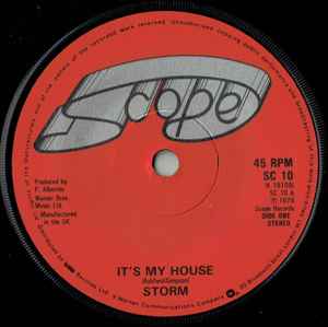 ・アーティスト Storm ・タイトル It's My House / Sitting In The Bush ・レーベル・型番 SCOPE SC10 ・フォーマット 7インチレコード ・コンディション(盤) 良い (VG+) ・コンディション(ジャケット) ・コンディション(帯) オビなし ・特記事項 【レーベルにスタンプ】【盤に短いヘアライン】 サンプル画像です。実際の商品の画像ではありません 商品写真はバーコード/カタログ番号に対応したサンプル画像ですので、お送りする商品の画像ではありません。帯やライナーなどの付属品は、特記事項に記載されている場合のみ含まれます。プロモやカラーレコードなどの仕様についても、該当する場合のみ特記事項に記載しています。 【ご購入前に必ずご確認ください】 ・本店サイト(www.recordcity.jp)とは価格、送料が違います ・本店サイト、その他支店のオーダーとは同梱発送できません ・注文確定後に別の注文を頂いた場合、注文同士の同梱は致しかねます。 ・別倉庫から発送しているため、店頭受け渡しは対応しておりません ・一部商品は他の通販サイトでも販売しているため、ご注文のタイミングによっては商品のご用意ができない場合がございます。 ・土日祝日はお休みです 金曜・祝前日9時以降のご連絡またはご入金は、返答または発送が週明け・祝日明けに順次対応となります。 ・ご購入後のキャンセル不可 ご購入後のキャンセルはいかなる理由においてもお受けできません。ご了承の上、ご購入くださいませ。 ・日本郵便(ゆうパック/ゆうメール)によるお届けになります。 ・中古品であることをご理解ください 当ストアでは中古商品を主に販売しております。中古品であることをご理解の上ご購入ください。また、一部商品はRecordCityオンラインストアで試聴可能です。 ・返品について お客様のご都合による返品は一切承っておりません。 表記の内容と実際の商品に相違がある場合、また針飛び等で返品・返金をご希望される場合は、商品の到着後1週間以内にご連絡ください。商品の返送をこちらで確認後、キャンセル・返金を行います。 コンディションVG以下の商品は返品できません。プレイに影響のない表面のこすれ傷、プレス起因のノイズ盤は返品の対象外です。 【コンディション表記】 ・ほぼ新品(M-)(Like New) 完全な新品。未使用。当店ではほぼ使用しません ・非常に良い(EX)(Excellent) 中古盤として美品な状態。わずかな経年を感じるものの傷みを感じさせない、当店基準で最高の状態 ・良い(VG+)(Very Good Plus) 丁寧に扱われた中古品で、軽い使用感がみられる。 ・可(VG)(Acceptable) 使い込まれた中古品で、「良い」よりもさらに使用感がみられる。 ・悪い(VG-)(Bad) 状態が悪いアイテム。使用の保障はなく、再生不可、針飛び、目立つノイズがあるかもしれない。状態によるクレーム不可。返品不可。 ・非常に悪い(G)(Very Bad) 「悪い」よりさらに状態が悪いアイテム。使用の保障はなく、再生不可、針飛び、目立つノイズがあるかもしれない。状態によるクレーム不可。返品不可。 ・ジャンク(Fair)(Junk/Fair) 割れている、反っている、水ダメージがある、カビ、ジャケットが分離している、ひどい書き込み、ひどい擦れなど最低の状態。使用の保障はなく、再生不可、針飛び、目立つノイズがあるかもしれない。状態によるクレーム不可。返品不可。 ・ジャンク(Poor)(Junk/Poor) 割れている、反っている、水ダメージがある、カビ、ジャケットが分離している、ひどい書き込み、ひどい擦れなど最低の状態。使用の保障はなく、再生不可、針飛び、目立つノイズがあるかもしれない。状態によるクレーム不可。返品不可。