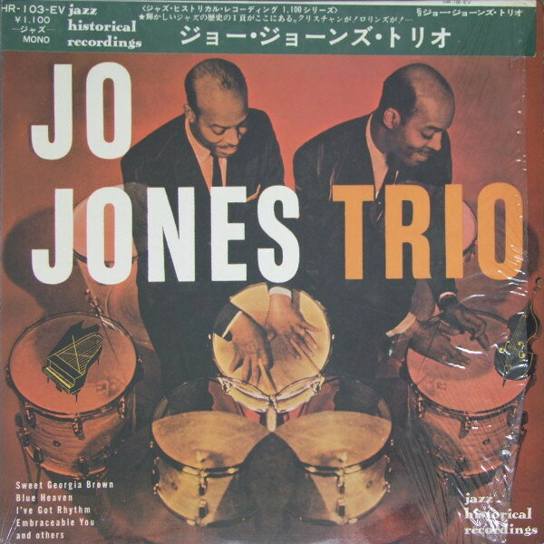 ・アーティスト Jo Jones ・タイトル Jo Jones Trio ・レーベル・型番 JAZZ HISTORICAL HR103EV ・フォーマット LPレコード ・コンディション(盤) 良い (VG+) ・コンディション(ジャケット) 良い (VG+) ・コンディション(帯) オビなし ・特記事項 【カバー汚れ】 サンプル画像です。実際の商品の画像ではありません 商品写真はバーコード/カタログ番号に対応したサンプル画像ですので、お送りする商品の画像ではありません。帯やライナーなどの付属品は、特記事項に記載されている場合のみ含まれます。プロモやカラーレコードなどの仕様についても、該当する場合のみ特記事項に記載しています。 【ご購入前に必ずご確認ください】 ・本店サイト(www.recordcity.jp)とは価格、送料が違います ・本店サイト、その他支店のオーダーとは同梱発送できません ・注文確定後に別の注文を頂いた場合、注文同士の同梱は致しかねます。 ・別倉庫から発送しているため、店頭受け渡しは対応しておりません ・一部商品は他の通販サイトでも販売しているため、ご注文のタイミングによっては商品のご用意ができない場合がございます。 ・土日祝日はお休みです 金曜・祝前日9時以降のご連絡またはご入金は、返答または発送が週明け・祝日明けに順次対応となります。 ・ご購入後のキャンセル不可 ご購入後のキャンセルはいかなる理由においてもお受けできません。ご了承の上、ご購入くださいませ。 ・日本郵便(ゆうパック/ゆうメール)によるお届けになります。 ・中古品であることをご理解ください 当ストアでは中古商品を主に販売しております。中古品であることをご理解の上ご購入ください。また、一部商品はRecordCityオンラインストアで試聴可能です。 ・返品について お客様のご都合による返品は一切承っておりません。 表記の内容と実際の商品に相違がある場合、また針飛び等で返品・返金をご希望される場合は、商品の到着後1週間以内にご連絡ください。商品の返送をこちらで確認後、キャンセル・返金を行います。 コンディションVG以下の商品は返品できません。プレイに影響のない表面のこすれ傷、プレス起因のノイズ盤は返品の対象外です。 【コンディション表記】 ・ほぼ新品(M-)(Like New) 完全な新品。未使用。当店ではほぼ使用しません ・非常に良い(EX)(Excellent) 中古盤として美品な状態。わずかな経年を感じるものの傷みを感じさせない、当店基準で最高の状態 ・良い(VG+)(Very Good Plus) 丁寧に扱われた中古品で、軽い使用感がみられる。 ・可(VG)(Acceptable) 使い込まれた中古品で、「良い」よりもさらに使用感がみられる。 ・悪い(VG-)(Bad) 状態が悪いアイテム。使用の保障はなく、再生不可、針飛び、目立つノイズがあるかもしれない。状態によるクレーム不可。返品不可。 ・非常に悪い(G)(Very Bad) 「悪い」よりさらに状態が悪いアイテム。使用の保障はなく、再生不可、針飛び、目立つノイズがあるかもしれない。状態によるクレーム不可。返品不可。 ・ジャンク(Fair)(Junk/Fair) 割れている、反っている、水ダメージがある、カビ、ジャケットが分離している、ひどい書き込み、ひどい擦れなど最低の状態。使用の保障はなく、再生不可、針飛び、目立つノイズがあるかもしれない。状態によるクレーム不可。返品不可。 ・ジャンク(Poor)(Junk/Poor) 割れている、反っている、水ダメージがある、カビ、ジャケットが分離している、ひどい書き込み、ひどい擦れなど最低の状態。使用の保障はなく、再生不可、針飛び、目立つノイズがあるかもしれない。状態によるクレーム不可。返品不可。