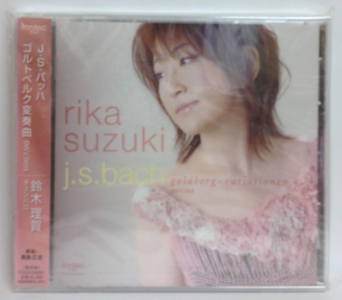・アーティスト 鈴木理賀; バッハ ・タイトル バッハ:ゴールドベルク変奏曲 ・レーベル・型番 （株）フォンテック FOCD20061 ・フォーマット CD ・コンディション(盤) 良い (VG+) ・コンディション(ジャケット) ・コンディション(帯) オビなし ・特記事項 【ツメ折れ/破損】 サンプル画像です。実際の商品の画像ではありません 商品写真はバーコード/カタログ番号に対応したサンプル画像ですので、お送りする商品の画像ではありません。帯やライナーなどの付属品は、特記事項に記載されている場合のみ含まれます。プロモやカラーレコードなどの仕様についても、該当する場合のみ特記事項に記載しています。 【ご購入前に必ずご確認ください】 ・本店サイト(www.recordcity.jp)とは価格、送料が違います ・本店サイト、その他支店のオーダーとは同梱発送できません ・注文確定後に別の注文を頂いた場合、注文同士の同梱は致しかねます。 ・別倉庫から発送しているため、店頭受け渡しは対応しておりません ・一部商品は他の通販サイトでも販売しているため、ご注文のタイミングによっては商品のご用意ができない場合がございます。 ・土日祝日はお休みです 金曜・祝前日9時以降のご連絡またはご入金は、返答または発送が週明け・祝日明けに順次対応となります。 ・ご購入後のキャンセル不可 ご購入後のキャンセルはいかなる理由においてもお受けできません。ご了承の上、ご購入くださいませ。 ・日本郵便(ゆうパック/ゆうメール)によるお届けになります。 ・中古品であることをご理解ください 当ストアでは中古商品を主に販売しております。中古品であることをご理解の上ご購入ください。また、一部商品はRecordCityオンラインストアで試聴可能です。 ・返品について お客様のご都合による返品は一切承っておりません。 表記の内容と実際の商品に相違がある場合、また針飛び等で返品・返金をご希望される場合は、商品の到着後1週間以内にご連絡ください。商品の返送をこちらで確認後、キャンセル・返金を行います。 コンディションVG以下の商品は返品できません。プレイに影響のない表面のこすれ傷、プレス起因のノイズ盤は返品の対象外です。 【コンディション表記】 ・ほぼ新品(M-)(Like New) 完全な新品。未使用。当店ではほぼ使用しません ・非常に良い(EX)(Excellent) 中古盤として美品な状態。わずかな経年を感じるものの傷みを感じさせない、当店基準で最高の状態 ・良い(VG+)(Very Good Plus) 丁寧に扱われた中古品で、軽い使用感がみられる。 ・可(VG)(Acceptable) 使い込まれた中古品で、「良い」よりもさらに使用感がみられる。 ・悪い(VG-)(Bad) 状態が悪いアイテム。使用の保障はなく、再生不可、針飛び、目立つノイズがあるかもしれない。状態によるクレーム不可。返品不可。 ・非常に悪い(G)(Very Bad) 「悪い」よりさらに状態が悪いアイテム。使用の保障はなく、再生不可、針飛び、目立つノイズがあるかもしれない。状態によるクレーム不可。返品不可。 ・ジャンク(Fair)(Junk/Fair) 割れている、反っている、水ダメージがある、カビ、ジャケットが分離している、ひどい書き込み、ひどい擦れなど最低の状態。使用の保障はなく、再生不可、針飛び、目立つノイズがあるかもしれない。状態によるクレーム不可。返品不可。 ・ジャンク(Poor)(Junk/Poor) 割れている、反っている、水ダメージがある、カビ、ジャケットが分離している、ひどい書き込み、ひどい擦れなど最低の状態。使用の保障はなく、再生不可、針飛び、目立つノイズがあるかもしれない。状態によるクレーム不可。返品不可。