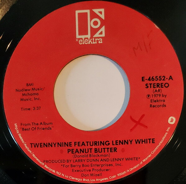 ・アーティスト Twennynine, Lenny White ・タイトル Peanut Butter ・レーベル・型番 Elektra E46552 ・フォーマット 7" ・コンディション(盤) 良い (VG+) ・コンディション(ジャケット) プレインカバー（元ジャケット／カバー無し） ・コンディション(帯) オビなし ・特記事項 【Company Sleeve】 サンプル画像です。実際の商品の画像ではありません 商品写真はバーコード/カタログ番号に対応したサンプル画像ですので、お送りする商品の画像ではありません。帯やライナーなどの付属品は、特記事項に記載されている場合のみ含まれます。プロモやカラーレコードなどの仕様についても、該当する場合のみ特記事項に記載しています。 【ご購入前に必ずご確認ください】 ・本店サイト(www.recordcity.jp)とは価格、送料が違います ・本店サイト、その他支店のオーダーとは同梱発送できません ・注文確定後に別の注文を頂いた場合、注文同士の同梱は致しかねます。 ・別倉庫から発送しているため、店頭受け渡しは対応しておりません ・一部商品は他の通販サイトでも販売しているため、ご注文のタイミングによっては商品のご用意ができない場合がございます。 ・土日祝日はお休みです 金曜・祝前日9時以降のご連絡またはご入金は、返答または発送が週明け・祝日明けに順次対応となります。 ・ご購入後のキャンセル不可 ご購入後のキャンセルはいかなる理由においてもお受けできません。ご了承の上、ご購入くださいませ。 ・日本郵便(ゆうパック/ゆうメール)によるお届けになります。 ・中古品であることをご理解ください 当ストアでは中古商品を主に販売しております。中古品であることをご理解の上ご購入ください。また、一部商品はRecordCityオンラインストアで試聴可能です。 ・返品について お客様のご都合による返品は一切承っておりません。 表記の内容と実際の商品に相違がある場合、また針飛び等で返品・返金をご希望される場合は、商品の到着後1週間以内にご連絡ください。商品の返送をこちらで確認後、キャンセル・返金を行います。 コンディションVG以下の商品は返品できません。プレイに影響のない表面のこすれ傷、プレス起因のノイズ盤は返品の対象外です。 【コンディション表記】 ・ほぼ新品(M-)(Like New) 完全な新品。未使用。当店ではほぼ使用しません ・非常に良い(EX)(Excellent) 中古盤として美品な状態。わずかな経年を感じるものの傷みを感じさせない、当店基準で最高の状態 ・良い(VG+)(Very Good Plus) 丁寧に扱われた中古品で、軽い使用感がみられる。 ・可(VG)(Acceptable) 使い込まれた中古品で、「良い」よりもさらに使用感がみられる。 ・悪い(VG-)(Bad) 状態が悪いアイテム。使用の保障はなく、再生不可、針飛び、目立つノイズがあるかもしれない。状態によるクレーム不可。返品不可。 ・非常に悪い(G)(Very Bad) 「悪い」よりさらに状態が悪いアイテム。使用の保障はなく、再生不可、針飛び、目立つノイズがあるかもしれない。状態によるクレーム不可。返品不可。 ・ジャンク(Fair)(Junk/Fair) 割れている、反っている、水ダメージがある、カビ、ジャケットが分離している、ひどい書き込み、ひどい擦れなど最低の状態。使用の保障はなく、再生不可、針飛び、目立つノイズがあるかもしれない。状態によるクレーム不可。返品不可。 ・ジャンク(Poor)(Junk/Poor) 割れている、反っている、水ダメージがある、カビ、ジャケットが分離している、ひどい書き込み、ひどい擦れなど最低の状態。使用の保障はなく、再生不可、針飛び、目立つノイズがあるかもしれない。状態によるクレーム不可。返品不可。