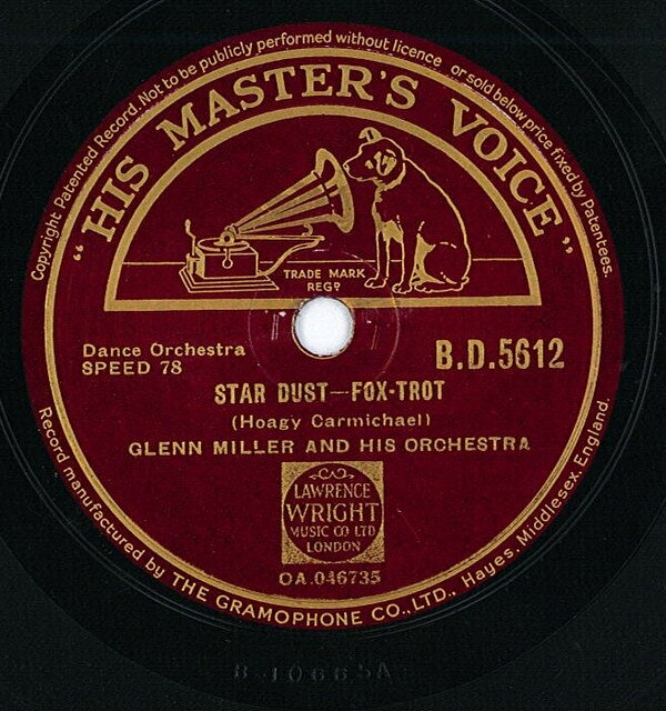 ・アーティスト Glenn Miller & His Orchestra ・タイトル Star Dust / Imagination ・レーベル・型番 HIS MASTERS VOICE BD5612 ・フォーマット 78回転SP盤レコード ・コンディション(盤) 良い (VG+) ・コンディション(ジャケット) 可 (VG) ・コンディション(帯) オビなし ・特記事項 【※再生コンディションによる返品不可】 サンプル画像です。実際の商品の画像ではありません 商品写真はバーコード/カタログ番号に対応したサンプル画像ですので、お送りする商品の画像ではありません。帯やライナーなどの付属品は、特記事項に記載されている場合のみ含まれます。プロモやカラーレコードなどの仕様についても、該当する場合のみ特記事項に記載しています。 【ご購入前に必ずご確認ください】 ・本店サイト(www.recordcity.jp)とは価格、送料が違います ・本店サイト、その他支店のオーダーとは同梱発送できません ・注文確定後に別の注文を頂いた場合、注文同士の同梱は致しかねます。 ・別倉庫から発送しているため、店頭受け渡しは対応しておりません ・一部商品は他の通販サイトでも販売しているため、ご注文のタイミングによっては商品のご用意ができない場合がございます。 ・土日祝日はお休みです 金曜・祝前日9時以降のご連絡またはご入金は、返答または発送が週明け・祝日明けに順次対応となります。 ・ご購入後のキャンセル不可 ご購入後のキャンセルはいかなる理由においてもお受けできません。ご了承の上、ご購入くださいませ。 ・日本郵便(ゆうパック/ゆうメール)によるお届けになります。 ・中古品であることをご理解ください 当ストアでは中古商品を主に販売しております。中古品であることをご理解の上ご購入ください。また、一部商品はRecordCityオンラインストアで試聴可能です。 ・返品について お客様のご都合による返品は一切承っておりません。 表記の内容と実際の商品に相違がある場合、また針飛び等で返品・返金をご希望される場合は、商品の到着後1週間以内にご連絡ください。商品の返送をこちらで確認後、キャンセル・返金を行います。 コンディションVG以下の商品は返品できません。プレイに影響のない表面のこすれ傷、プレス起因のノイズ盤は返品の対象外です。 【コンディション表記】 ・ほぼ新品(M-)(Like New) 完全な新品。未使用。当店ではほぼ使用しません ・非常に良い(EX)(Excellent) 中古盤として美品な状態。わずかな経年を感じるものの傷みを感じさせない、当店基準で最高の状態 ・良い(VG+)(Very Good Plus) 丁寧に扱われた中古品で、軽い使用感がみられる。 ・可(VG)(Acceptable) 使い込まれた中古品で、「良い」よりもさらに使用感がみられる。 ・悪い(VG-)(Bad) 状態が悪いアイテム。使用の保障はなく、再生不可、針飛び、目立つノイズがあるかもしれない。状態によるクレーム不可。返品不可。 ・非常に悪い(G)(Very Bad) 「悪い」よりさらに状態が悪いアイテム。使用の保障はなく、再生不可、針飛び、目立つノイズがあるかもしれない。状態によるクレーム不可。返品不可。 ・ジャンク(Fair)(Junk/Fair) 割れている、反っている、水ダメージがある、カビ、ジャケットが分離している、ひどい書き込み、ひどい擦れなど最低の状態。使用の保障はなく、再生不可、針飛び、目立つノイズがあるかもしれない。状態によるクレーム不可。返品不可。 ・ジャンク(Poor)(Junk/Poor) 割れている、反っている、水ダメージがある、カビ、ジャケットが分離している、ひどい書き込み、ひどい擦れなど最低の状態。使用の保障はなく、再生不可、針飛び、目立つノイズがあるかもしれない。状態によるクレーム不可。返品不可。