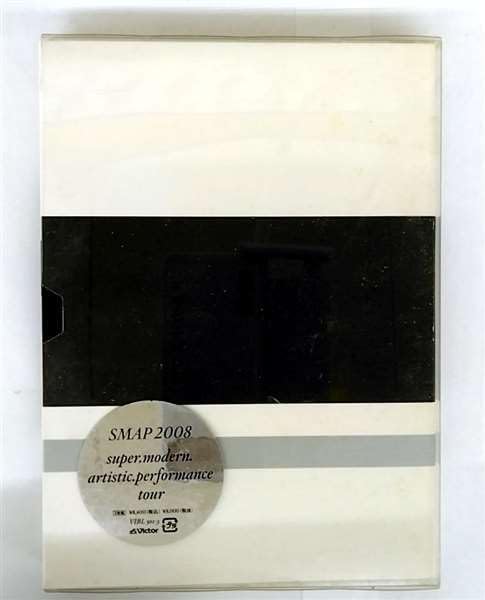 ・アーティスト SMAP ・タイトル Smap 2008 Super.modern.artistic.performance Tour ・レーベル・型番 ・フォーマット DVD ・コンディション(盤) 良い (VG+) ・コンディション(ジャケット) 良い (VG+) ・コンディション(帯) オビなし ・特記事項 【ライナー付き】 【カバーに軽い擦れ】【シュリンク残し】【スリーブケース】 サンプル画像です。実際の商品の画像ではありません 商品写真はバーコード/カタログ番号に対応したサンプル画像ですので、お送りする商品の画像ではありません。帯やライナーなどの付属品は、特記事項に記載されている場合のみ含まれます。プロモやカラーレコードなどの仕様についても、該当する場合のみ特記事項に記載しています。 【ご購入前に必ずご確認ください】 ・本店サイト(www.recordcity.jp)とは価格、送料が違います ・本店サイト、その他支店のオーダーとは同梱発送できません ・注文確定後に別の注文を頂いた場合、注文同士の同梱は致しかねます。 ・別倉庫から発送しているため、店頭受け渡しは対応しておりません ・一部商品は他の通販サイトでも販売しているため、ご注文のタイミングによっては商品のご用意ができない場合がございます。 ・土日祝日はお休みです 金曜・祝前日9時以降のご連絡またはご入金は、返答または発送が週明け・祝日明けに順次対応となります。 ・ご購入後のキャンセル不可 ご購入後のキャンセルはいかなる理由においてもお受けできません。ご了承の上、ご購入くださいませ。 ・日本郵便(ゆうパック/ゆうメール)によるお届けになります。 ・中古品であることをご理解ください 当ストアでは中古商品を主に販売しております。中古品であることをご理解の上ご購入ください。また、一部商品はRecordCityオンラインストアで試聴可能です。 ・返品について お客様のご都合による返品は一切承っておりません。 表記の内容と実際の商品に相違がある場合、また針飛び等で返品・返金をご希望される場合は、商品の到着後1週間以内にご連絡ください。商品の返送をこちらで確認後、キャンセル・返金を行います。 コンディションVG以下の商品は返品できません。プレイに影響のない表面のこすれ傷、プレス起因のノイズ盤は返品の対象外です。 【コンディション表記】 ・ほぼ新品(M-)(Like New) 完全な新品。未使用。当店ではほぼ使用しません ・非常に良い(EX)(Excellent) 中古盤として美品な状態。わずかな経年を感じるものの傷みを感じさせない、当店基準で最高の状態 ・良い(VG+)(Very Good Plus) 丁寧に扱われた中古品で、軽い使用感がみられる。 ・可(VG)(Acceptable) 使い込まれた中古品で、「良い」よりもさらに使用感がみられる。 ・悪い(VG-)(Bad) 状態が悪いアイテム。使用の保障はなく、再生不可、針飛び、目立つノイズがあるかもしれない。状態によるクレーム不可。返品不可。 ・非常に悪い(G)(Very Bad) 「悪い」よりさらに状態が悪いアイテム。使用の保障はなく、再生不可、針飛び、目立つノイズがあるかもしれない。状態によるクレーム不可。返品不可。 ・ジャンク(Fair)(Junk/Fair) 割れている、反っている、水ダメージがある、カビ、ジャケットが分離している、ひどい書き込み、ひどい擦れなど最低の状態。使用の保障はなく、再生不可、針飛び、目立つノイズがあるかもしれない。状態によるクレーム不可。返品不可。 ・ジャンク(Poor)(Junk/Poor) 割れている、反っている、水ダメージがある、カビ、ジャケットが分離している、ひどい書き込み、ひどい擦れなど最低の状態。使用の保障はなく、再生不可、針飛び、目立つノイズがあるかもしれない。状態によるクレーム不可。返品不可。