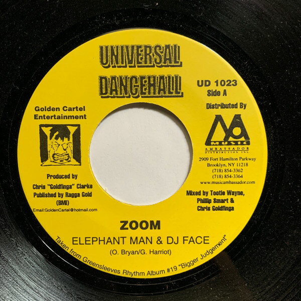 ・アーティスト Elephant Man, DJ Face ・タイトル Zoom ・レーベル・型番 Universal Dancehall UD1023 ・フォーマット 7インチレコード ・コンディション(盤) 良い (VG+) ・コンディション(ジャケット) ・コンディション(帯) オビなし ・特記事項 サンプル画像です。実際の商品の画像ではありません 商品写真はバーコード/カタログ番号に対応したサンプル画像ですので、お送りする商品の画像ではありません。帯やライナーなどの付属品は、特記事項に記載されている場合のみ含まれます。プロモやカラーレコードなどの仕様についても、該当する場合のみ特記事項に記載しています。 【ご購入前に必ずご確認ください】 ・本店サイト(www.recordcity.jp)とは価格、送料が違います ・本店サイト、その他支店のオーダーとは同梱発送できません ・注文確定後に別の注文を頂いた場合、注文同士の同梱は致しかねます。 ・別倉庫から発送しているため、店頭受け渡しは対応しておりません ・一部商品は他の通販サイトでも販売しているため、ご注文のタイミングによっては商品のご用意ができない場合がございます。 ・土日祝日はお休みです 金曜・祝前日9時以降のご連絡またはご入金は、返答または発送が週明け・祝日明けに順次対応となります。 ・ご購入後のキャンセル不可 ご購入後のキャンセルはいかなる理由においてもお受けできません。ご了承の上、ご購入くださいませ。 ・日本郵便(ゆうパック/ゆうメール)によるお届けになります。 ・中古品であることをご理解ください 当ストアでは中古商品を主に販売しております。中古品であることをご理解の上ご購入ください。また、一部商品はRecordCityオンラインストアで試聴可能です。 ・返品について お客様のご都合による返品は一切承っておりません。 表記の内容と実際の商品に相違がある場合、また針飛び等で返品・返金をご希望される場合は、商品の到着後1週間以内にご連絡ください。商品の返送をこちらで確認後、キャンセル・返金を行います。 コンディションVG以下の商品は返品できません。プレイに影響のない表面のこすれ傷、プレス起因のノイズ盤は返品の対象外です。 【コンディション表記】 ・ほぼ新品(M-)(Like New) 完全な新品。未使用。当店ではほぼ使用しません ・非常に良い(EX)(Excellent) 中古盤として美品な状態。わずかな経年を感じるものの傷みを感じさせない、当店基準で最高の状態 ・良い(VG+)(Very Good Plus) 丁寧に扱われた中古品で、軽い使用感がみられる。 ・可(VG)(Acceptable) 使い込まれた中古品で、「良い」よりもさらに使用感がみられる。 ・悪い(VG-)(Bad) 状態が悪いアイテム。使用の保障はなく、再生不可、針飛び、目立つノイズがあるかもしれない。状態によるクレーム不可。返品不可。 ・非常に悪い(G)(Very Bad) 「悪い」よりさらに状態が悪いアイテム。使用の保障はなく、再生不可、針飛び、目立つノイズがあるかもしれない。状態によるクレーム不可。返品不可。 ・ジャンク(Fair)(Junk/Fair) 割れている、反っている、水ダメージがある、カビ、ジャケットが分離している、ひどい書き込み、ひどい擦れなど最低の状態。使用の保障はなく、再生不可、針飛び、目立つノイズがあるかもしれない。状態によるクレーム不可。返品不可。 ・ジャンク(Poor)(Junk/Poor) 割れている、反っている、水ダメージがある、カビ、ジャケットが分離している、ひどい書き込み、ひどい擦れなど最低の状態。使用の保障はなく、再生不可、針飛び、目立つノイズがあるかもしれない。状態によるクレーム不可。返品不可。