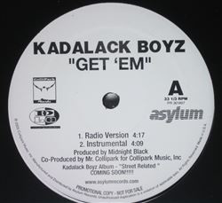 ・アーティスト Kadalack Boyz ・タイトル Get 'Em ・レーベル・型番 Asylum Records, ColliPark Music PR301807PROMO ・フォーマット 12インチレコード ・コンディション(盤) 非常に良い(EX) ・コンディション(ジャケット) プレインカバー（元ジャケット／カバー無し） ・コンディション(帯) オビなし ・特記事項 【プロモ盤】 【盤に薄い跡】 サンプル画像です。実際の商品の画像ではありません 商品写真はバーコード/カタログ番号に対応したサンプル画像ですので、お送りする商品の画像ではありません。帯やライナーなどの付属品は、特記事項に記載されている場合のみ含まれます。プロモやカラーレコードなどの仕様についても、該当する場合のみ特記事項に記載しています。 【ご購入前に必ずご確認ください】 ・本店サイト(www.recordcity.jp)とは価格、送料が違います ・本店サイト、その他支店のオーダーとは同梱発送できません ・注文確定後に別の注文を頂いた場合、注文同士の同梱は致しかねます。 ・別倉庫から発送しているため、店頭受け渡しは対応しておりません ・一部商品は他の通販サイトでも販売しているため、ご注文のタイミングによっては商品のご用意ができない場合がございます。 ・土日祝日はお休みです 金曜・祝前日9時以降のご連絡またはご入金は、返答または発送が週明け・祝日明けに順次対応となります。 ・ご購入後のキャンセル不可 ご購入後のキャンセルはいかなる理由においてもお受けできません。ご了承の上、ご購入くださいませ。 ・日本郵便(ゆうパック/ゆうメール)によるお届けになります。 ・中古品であることをご理解ください 当ストアでは中古商品を主に販売しております。中古品であることをご理解の上ご購入ください。また、一部商品はRecordCityオンラインストアで試聴可能です。 ・返品について お客様のご都合による返品は一切承っておりません。 表記の内容と実際の商品に相違がある場合、また針飛び等で返品・返金をご希望される場合は、商品の到着後1週間以内にご連絡ください。商品の返送をこちらで確認後、キャンセル・返金を行います。 コンディションVG以下の商品は返品できません。プレイに影響のない表面のこすれ傷、プレス起因のノイズ盤は返品の対象外です。 【コンディション表記】 ・ほぼ新品(M-)(Like New) 完全な新品。未使用。当店ではほぼ使用しません ・非常に良い(EX)(Excellent) 中古盤として美品な状態。わずかな経年を感じるものの傷みを感じさせない、当店基準で最高の状態 ・良い(VG+)(Very Good Plus) 丁寧に扱われた中古品で、軽い使用感がみられる。 ・可(VG)(Acceptable) 使い込まれた中古品で、「良い」よりもさらに使用感がみられる。 ・悪い(VG-)(Bad) 状態が悪いアイテム。使用の保障はなく、再生不可、針飛び、目立つノイズがあるかもしれない。状態によるクレーム不可。返品不可。 ・非常に悪い(G)(Very Bad) 「悪い」よりさらに状態が悪いアイテム。使用の保障はなく、再生不可、針飛び、目立つノイズがあるかもしれない。状態によるクレーム不可。返品不可。 ・ジャンク(Fair)(Junk/Fair) 割れている、反っている、水ダメージがある、カビ、ジャケットが分離している、ひどい書き込み、ひどい擦れなど最低の状態。使用の保障はなく、再生不可、針飛び、目立つノイズがあるかもしれない。状態によるクレーム不可。返品不可。 ・ジャンク(Poor)(Junk/Poor) 割れている、反っている、水ダメージがある、カビ、ジャケットが分離している、ひどい書き込み、ひどい擦れなど最低の状態。使用の保障はなく、再生不可、針飛び、目立つノイズがあるかもしれない。状態によるクレーム不可。返品不可。