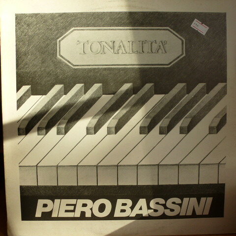 ・アーティスト Piero Bassini ・タイトル Tonalit? ・レーベル・型番 Red Record VPA109 ・フォーマット LPレコード ・コンディション(盤) 良い (VG+) ・コンディション(ジャケット) 良い (VG+) ・コンディション(帯) オビなし ・特記事項 サンプル画像です。実際の商品の画像ではありません 商品写真はバーコード/カタログ番号に対応したサンプル画像ですので、お送りする商品の画像ではありません。帯やライナーなどの付属品は、特記事項に記載されている場合のみ含まれます。プロモやカラーレコードなどの仕様についても、該当する場合のみ特記事項に記載しています。 【ご購入前に必ずご確認ください】 ・本店サイト(www.recordcity.jp)とは価格、送料が違います ・本店サイト、その他支店のオーダーとは同梱発送できません ・注文確定後に別の注文を頂いた場合、注文同士の同梱は致しかねます。 ・別倉庫から発送しているため、店頭受け渡しは対応しておりません ・一部商品は他の通販サイトでも販売しているため、ご注文のタイミングによっては商品のご用意ができない場合がございます。 ・土日祝日はお休みです 金曜・祝前日9時以降のご連絡またはご入金は、返答または発送が週明け・祝日明けに順次対応となります。 ・ご購入後のキャンセル不可 ご購入後のキャンセルはいかなる理由においてもお受けできません。ご了承の上、ご購入くださいませ。 ・日本郵便(ゆうパック/ゆうメール)によるお届けになります。 ・中古品であることをご理解ください 当ストアでは中古商品を主に販売しております。中古品であることをご理解の上ご購入ください。また、一部商品はRecordCityオンラインストアで試聴可能です。 ・返品について お客様のご都合による返品は一切承っておりません。 表記の内容と実際の商品に相違がある場合、また針飛び等で返品・返金をご希望される場合は、商品の到着後1週間以内にご連絡ください。商品の返送をこちらで確認後、キャンセル・返金を行います。 コンディションVG以下の商品は返品できません。プレイに影響のない表面のこすれ傷、プレス起因のノイズ盤は返品の対象外です。 【コンディション表記】 ・ほぼ新品(M-)(Like New) 完全な新品。未使用。当店ではほぼ使用しません ・非常に良い(EX)(Excellent) 中古盤として美品な状態。わずかな経年を感じるものの傷みを感じさせない、当店基準で最高の状態 ・良い(VG+)(Very Good Plus) 丁寧に扱われた中古品で、軽い使用感がみられる。 ・可(VG)(Acceptable) 使い込まれた中古品で、「良い」よりもさらに使用感がみられる。 ・悪い(VG-)(Bad) 状態が悪いアイテム。使用の保障はなく、再生不可、針飛び、目立つノイズがあるかもしれない。状態によるクレーム不可。返品不可。 ・非常に悪い(G)(Very Bad) 「悪い」よりさらに状態が悪いアイテム。使用の保障はなく、再生不可、針飛び、目立つノイズがあるかもしれない。状態によるクレーム不可。返品不可。 ・ジャンク(Fair)(Junk/Fair) 割れている、反っている、水ダメージがある、カビ、ジャケットが分離している、ひどい書き込み、ひどい擦れなど最低の状態。使用の保障はなく、再生不可、針飛び、目立つノイズがあるかもしれない。状態によるクレーム不可。返品不可。 ・ジャンク(Poor)(Junk/Poor) 割れている、反っている、水ダメージがある、カビ、ジャケットが分離している、ひどい書き込み、ひどい擦れなど最低の状態。使用の保障はなく、再生不可、針飛び、目立つノイズがあるかもしれない。状態によるクレーム不可。返品不可。