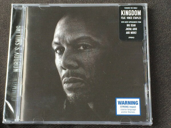 ・アーティスト Common ・タイトル Nobody's Smiling ・レーベル・型番 Def Jam Recordings 3790943 ・フォーマット CD ・コンディション(盤) 良い (VG+) ・コンディション(ジャケット) ・コンディション(帯) オビなし ・特記事項 サンプル画像です。実際の商品の画像ではありません 商品写真はバーコード/カタログ番号に対応したサンプル画像ですので、お送りする商品の画像ではありません。帯やライナーなどの付属品は、特記事項に記載されている場合のみ含まれます。プロモやカラーレコードなどの仕様についても、該当する場合のみ特記事項に記載しています。 【ご購入前に必ずご確認ください】 ・本店サイト(www.recordcity.jp)とは価格、送料が違います ・本店サイト、その他支店のオーダーとは同梱発送できません ・注文確定後に別の注文を頂いた場合、注文同士の同梱は致しかねます。 ・別倉庫から発送しているため、店頭受け渡しは対応しておりません ・一部商品は他の通販サイトでも販売しているため、ご注文のタイミングによっては商品のご用意ができない場合がございます。 ・土日祝日はお休みです 金曜・祝前日9時以降のご連絡またはご入金は、返答または発送が週明け・祝日明けに順次対応となります。 ・ご購入後のキャンセル不可 ご購入後のキャンセルはいかなる理由においてもお受けできません。ご了承の上、ご購入くださいませ。 ・日本郵便(ゆうパック/ゆうメール)によるお届けになります。 ・中古品であることをご理解ください 当ストアでは中古商品を主に販売しております。中古品であることをご理解の上ご購入ください。また、一部商品はRecordCityオンラインストアで試聴可能です。 ・返品について お客様のご都合による返品は一切承っておりません。 表記の内容と実際の商品に相違がある場合、また針飛び等で返品・返金をご希望される場合は、商品の到着後1週間以内にご連絡ください。商品の返送をこちらで確認後、キャンセル・返金を行います。 コンディションVG以下の商品は返品できません。プレイに影響のない表面のこすれ傷、プレス起因のノイズ盤は返品の対象外です。 【コンディション表記】 ・ほぼ新品(M-)(Like New) 完全な新品。未使用。当店ではほぼ使用しません ・非常に良い(EX)(Excellent) 中古盤として美品な状態。わずかな経年を感じるものの傷みを感じさせない、当店基準で最高の状態 ・良い(VG+)(Very Good Plus) 丁寧に扱われた中古品で、軽い使用感がみられる。 ・可(VG)(Acceptable) 使い込まれた中古品で、「良い」よりもさらに使用感がみられる。 ・悪い(VG-)(Bad) 状態が悪いアイテム。使用の保障はなく、再生不可、針飛び、目立つノイズがあるかもしれない。状態によるクレーム不可。返品不可。 ・非常に悪い(G)(Very Bad) 「悪い」よりさらに状態が悪いアイテム。使用の保障はなく、再生不可、針飛び、目立つノイズがあるかもしれない。状態によるクレーム不可。返品不可。 ・ジャンク(Fair)(Junk/Fair) 割れている、反っている、水ダメージがある、カビ、ジャケットが分離している、ひどい書き込み、ひどい擦れなど最低の状態。使用の保障はなく、再生不可、針飛び、目立つノイズがあるかもしれない。状態によるクレーム不可。返品不可。 ・ジャンク(Poor)(Junk/Poor) 割れている、反っている、水ダメージがある、カビ、ジャケットが分離している、ひどい書き込み、ひどい擦れなど最低の状態。使用の保障はなく、再生不可、針飛び、目立つノイズがあるかもしれない。状態によるクレーム不可。返品不可。