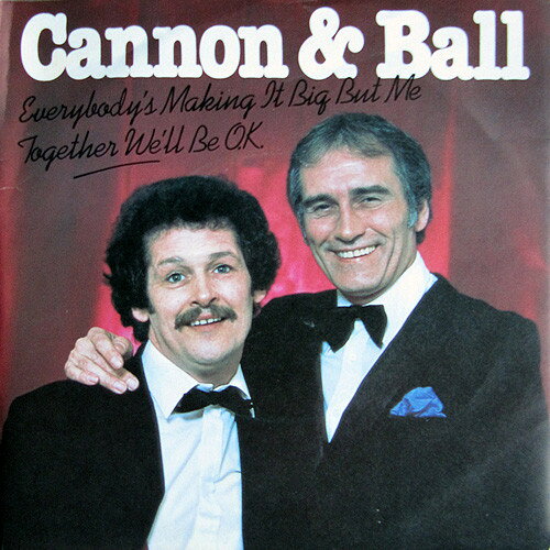 ・アーティスト Cannon & Ball ・タイトル Everybody's Making It Big But Me ・レーベル・型番 Music For Pleasure FP905 ・フォーマット 7インチレコード ・コンディション(盤) 良い (VG+) ・コンディション(ジャケット) 良い (VG+) ・コンディション(帯) オビなし ・特記事項 【カバーにリングウェア】【盤に薄い跡】 サンプル画像です。実際の商品の画像ではありません 商品写真はバーコード/カタログ番号に対応したサンプル画像ですので、お送りする商品の画像ではありません。帯やライナーなどの付属品は、特記事項に記載されている場合のみ含まれます。プロモやカラーレコードなどの仕様についても、該当する場合のみ特記事項に記載しています。 【ご購入前に必ずご確認ください】 ・本店サイト(www.recordcity.jp)とは価格、送料が違います ・本店サイト、その他支店のオーダーとは同梱発送できません ・注文確定後に別の注文を頂いた場合、注文同士の同梱は致しかねます。 ・別倉庫から発送しているため、店頭受け渡しは対応しておりません ・一部商品は他の通販サイトでも販売しているため、ご注文のタイミングによっては商品のご用意ができない場合がございます。 ・土日祝日はお休みです 金曜・祝前日9時以降のご連絡またはご入金は、返答または発送が週明け・祝日明けに順次対応となります。 ・ご購入後のキャンセル不可 ご購入後のキャンセルはいかなる理由においてもお受けできません。ご了承の上、ご購入くださいませ。 ・日本郵便(ゆうパック/ゆうメール)によるお届けになります。 ・中古品であることをご理解ください 当ストアでは中古商品を主に販売しております。中古品であることをご理解の上ご購入ください。また、一部商品はRecordCityオンラインストアで試聴可能です。 ・返品について お客様のご都合による返品は一切承っておりません。 表記の内容と実際の商品に相違がある場合、また針飛び等で返品・返金をご希望される場合は、商品の到着後1週間以内にご連絡ください。商品の返送をこちらで確認後、キャンセル・返金を行います。 コンディションVG以下の商品は返品できません。プレイに影響のない表面のこすれ傷、プレス起因のノイズ盤は返品の対象外です。 【コンディション表記】 ・ほぼ新品(M-)(Like New) 完全な新品。未使用。当店ではほぼ使用しません ・非常に良い(EX)(Excellent) 中古盤として美品な状態。わずかな経年を感じるものの傷みを感じさせない、当店基準で最高の状態 ・良い(VG+)(Very Good Plus) 丁寧に扱われた中古品で、軽い使用感がみられる。 ・可(VG)(Acceptable) 使い込まれた中古品で、「良い」よりもさらに使用感がみられる。 ・悪い(VG-)(Bad) 状態が悪いアイテム。使用の保障はなく、再生不可、針飛び、目立つノイズがあるかもしれない。状態によるクレーム不可。返品不可。 ・非常に悪い(G)(Very Bad) 「悪い」よりさらに状態が悪いアイテム。使用の保障はなく、再生不可、針飛び、目立つノイズがあるかもしれない。状態によるクレーム不可。返品不可。 ・ジャンク(Fair)(Junk/Fair) 割れている、反っている、水ダメージがある、カビ、ジャケットが分離している、ひどい書き込み、ひどい擦れなど最低の状態。使用の保障はなく、再生不可、針飛び、目立つノイズがあるかもしれない。状態によるクレーム不可。返品不可。 ・ジャンク(Poor)(Junk/Poor) 割れている、反っている、水ダメージがある、カビ、ジャケットが分離している、ひどい書き込み、ひどい擦れなど最低の状態。使用の保障はなく、再生不可、針飛び、目立つノイズがあるかもしれない。状態によるクレーム不可。返品不可。
