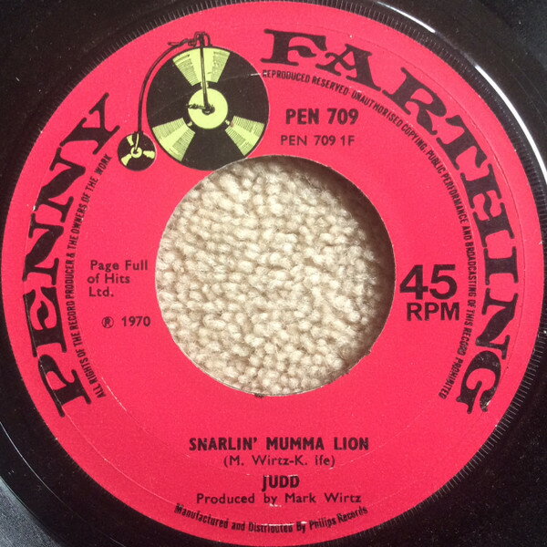 ・アーティスト Judd ・タイトル Snarlin' Mumma Lion ・レーベル・型番 Penny Farthing PEN709 ・フォーマット 7インチレコード ・コンディション(盤) 良い (VG+) ・コンディション(ジャケット) プレインカバー（元ジャケット／カバー無し） ・コンディション(帯) オビなし ・特記事項 【カバー折れ/しわ】【カバー変色】【compony sleeve compony sleeve】 サンプル画像です。実際の商品の画像ではありません 商品写真はバーコード/カタログ番号に対応したサンプル画像ですので、お送りする商品の画像ではありません。帯やライナーなどの付属品は、特記事項に記載されている場合のみ含まれます。プロモやカラーレコードなどの仕様についても、該当する場合のみ特記事項に記載しています。 【ご購入前に必ずご確認ください】 ・本店サイト(www.recordcity.jp)とは価格、送料が違います ・本店サイト、その他支店のオーダーとは同梱発送できません ・注文確定後に別の注文を頂いた場合、注文同士の同梱は致しかねます。 ・別倉庫から発送しているため、店頭受け渡しは対応しておりません ・一部商品は他の通販サイトでも販売しているため、ご注文のタイミングによっては商品のご用意ができない場合がございます。 ・土日祝日はお休みです 金曜・祝前日9時以降のご連絡またはご入金は、返答または発送が週明け・祝日明けに順次対応となります。 ・ご購入後のキャンセル不可 ご購入後のキャンセルはいかなる理由においてもお受けできません。ご了承の上、ご購入くださいませ。 ・日本郵便(ゆうパック/ゆうメール)によるお届けになります。 ・中古品であることをご理解ください 当ストアでは中古商品を主に販売しております。中古品であることをご理解の上ご購入ください。また、一部商品はRecordCityオンラインストアで試聴可能です。 ・返品について お客様のご都合による返品は一切承っておりません。 表記の内容と実際の商品に相違がある場合、また針飛び等で返品・返金をご希望される場合は、商品の到着後1週間以内にご連絡ください。商品の返送をこちらで確認後、キャンセル・返金を行います。 コンディションVG以下の商品は返品できません。プレイに影響のない表面のこすれ傷、プレス起因のノイズ盤は返品の対象外です。 【コンディション表記】 ・ほぼ新品(M-)(Like New) 完全な新品。未使用。当店ではほぼ使用しません ・非常に良い(EX)(Excellent) 中古盤として美品な状態。わずかな経年を感じるものの傷みを感じさせない、当店基準で最高の状態 ・良い(VG+)(Very Good Plus) 丁寧に扱われた中古品で、軽い使用感がみられる。 ・可(VG)(Acceptable) 使い込まれた中古品で、「良い」よりもさらに使用感がみられる。 ・悪い(VG-)(Bad) 状態が悪いアイテム。使用の保障はなく、再生不可、針飛び、目立つノイズがあるかもしれない。状態によるクレーム不可。返品不可。 ・非常に悪い(G)(Very Bad) 「悪い」よりさらに状態が悪いアイテム。使用の保障はなく、再生不可、針飛び、目立つノイズがあるかもしれない。状態によるクレーム不可。返品不可。 ・ジャンク(Fair)(Junk/Fair) 割れている、反っている、水ダメージがある、カビ、ジャケットが分離している、ひどい書き込み、ひどい擦れなど最低の状態。使用の保障はなく、再生不可、針飛び、目立つノイズがあるかもしれない。状態によるクレーム不可。返品不可。 ・ジャンク(Poor)(Junk/Poor) 割れている、反っている、水ダメージがある、カビ、ジャケットが分離している、ひどい書き込み、ひどい擦れなど最低の状態。使用の保障はなく、再生不可、針飛び、目立つノイズがあるかもしれない。状態によるクレーム不可。返品不可。