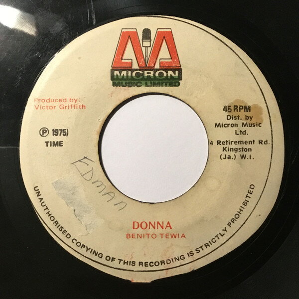 ・アーティスト Benito Tewia ・タイトル Donna ・レーベル・型番 Micron Music Limited NONE ・フォーマット 7インチレコード ・コンディション(盤) 良い (VG+) ・コンディション(ジャケット) ・コンディション(帯) オビなし ・特記事項 【盤に短いヘアライン】【VG+/SLD/SEW】 サンプル画像です。実際の商品の画像ではありません 【ご購入前に必ずご確認ください】 ・本店サイト(www.recordcity.jp)とは価格、送料が違います ・本店サイト、その他支店のオーダーとは同梱発送できません ・注文確定後に別の注文を頂いた場合、注文同士の同梱は致しかねます。 ・別倉庫から発送しているため、店頭受け渡しは対応しておりません ・一部商品は他の通販サイトでも販売しているため、ご注文のタイミングによっては商品のご用意ができない場合がございます。 ・土日祝日はお休みです 金曜・祝前日9時以降のご連絡またはご入金は、返答または発送が週明け・祝日明けに順次対応となります。 ・ご購入後のキャンセル不可 ご購入後のキャンセルはいかなる理由においてもお受けできません。ご了承の上、ご購入くださいませ。 ・日本郵便(ゆうパック/ゆうメール)によるお届けになります。 ・中古品であることをご理解ください 当ストアでは中古商品を主に販売しております。中古品であることをご理解の上ご購入ください。また、一部商品はRecordCityオンラインストアで試聴可能です。 ・返品について お客様のご都合による返品は一切承っておりません。 表記の内容と実際の商品に相違がある場合、また針飛び等で返品・返金をご希望される場合は、商品の到着後1週間以内にご連絡ください。商品の返送をこちらで確認後、キャンセル・返金を行います。 コンディションVG以下の商品は返品できません。プレイに影響のない表面のこすれ傷、プレス起因のノイズ盤は返品の対象外です。 【コンディション表記】 ・ほぼ新品(M-)(Like New) 完全な新品。未使用。当店ではほぼ使用しません ・非常に良い(EX)(Excellent) 中古盤として美品な状態。わずかな経年を感じるものの傷みを感じさせない、当店基準で最高の状態 ・良い(VG+)(Very Good Plus) 丁寧に扱われた中古品で、軽い使用感がみられる。 ・可(VG)(Acceptable) 使い込まれた中古品で、「良い」よりもさらに使用感がみられる。 ・悪い(VG-)(Bad) 状態が悪いアイテム。使用の保障はなく、再生不可、針飛び、目立つノイズがあるかもしれない。状態によるクレーム不可。返品不可。 ・非常に悪い(G)(Very Bad) 「悪い」よりさらに状態が悪いアイテム。使用の保障はなく、再生不可、針飛び、目立つノイズがあるかもしれない。状態によるクレーム不可。返品不可。 ・ジャンク(Fair)(Junk/Fair) 割れている、反っている、水ダメージがある、カビ、ジャケットが分離している、ひどい書き込み、ひどい擦れなど最低の状態。使用の保障はなく、再生不可、針飛び、目立つノイズがあるかもしれない。状態によるクレーム不可。返品不可。 ・ジャンク(Poor)(Junk/Poor) 割れている、反っている、水ダメージがある、カビ、ジャケットが分離している、ひどい書き込み、ひどい擦れなど最低の状態。使用の保障はなく、再生不可、針飛び、目立つノイズがあるかもしれない。状態によるクレーム不可。返品不可。
