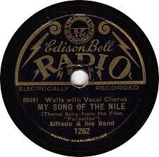 ・アーティスト Alfred & His Band ・タイトル My Song Of The Nile / Ive Never Seen A Smile Like Yours ・レーベル・型番 EDISON BELL RADIO 8" 1262 ・フォーマット 78回転SP盤レコード ・コンディション(盤) 良い (VG+) ・コンディション(ジャケット) 可 (VG) ・コンディション(帯) オビなし ・特記事項 【※再生コンディションによる返品不可】 サンプル画像です。実際の商品の画像ではありません 【ご購入前に必ずご確認ください】 ・本店サイト(www.recordcity.jp)とは価格、送料が違います ・本店サイト、その他支店のオーダーとは同梱発送できません ・注文確定後に別の注文を頂いた場合、注文同士の同梱は致しかねます。 ・別倉庫から発送しているため、店頭受け渡しは対応しておりません ・一部商品は他の通販サイトでも販売しているため、ご注文のタイミングによっては商品のご用意ができない場合がございます。 ・土日祝日はお休みです 金曜・祝前日9時以降のご連絡またはご入金は、返答または発送が週明け・祝日明けに順次対応となります。 ・ご購入後のキャンセル不可 ご購入後のキャンセルはいかなる理由においてもお受けできません。ご了承の上、ご購入くださいませ。 ・日本郵便(ゆうパック/ゆうメール)によるお届けになります。 ・中古品であることをご理解ください 当ストアでは中古商品を主に販売しております。中古品であることをご理解の上ご購入ください。また、一部商品はRecordCityオンラインストアで試聴可能です。 ・返品について お客様のご都合による返品は一切承っておりません。 表記の内容と実際の商品に相違がある場合、また針飛び等で返品・返金をご希望される場合は、商品の到着後1週間以内にご連絡ください。商品の返送をこちらで確認後、キャンセル・返金を行います。 コンディションVG以下の商品は返品できません。プレイに影響のない表面のこすれ傷、プレス起因のノイズ盤は返品の対象外です。 【コンディション表記】 ・ほぼ新品(M-)(Like New) 完全な新品。未使用。当店ではほぼ使用しません ・非常に良い(EX)(Excellent) 中古盤として美品な状態。わずかな経年を感じるものの傷みを感じさせない、当店基準で最高の状態 ・良い(VG+)(Very Good Plus) 丁寧に扱われた中古品で、軽い使用感がみられる。 ・可(VG)(Acceptable) 使い込まれた中古品で、「良い」よりもさらに使用感がみられる。 ・悪い(VG-)(Bad) 状態が悪いアイテム。使用の保障はなく、再生不可、針飛び、目立つノイズがあるかもしれない。状態によるクレーム不可。返品不可。 ・非常に悪い(G)(Very Bad) 「悪い」よりさらに状態が悪いアイテム。使用の保障はなく、再生不可、針飛び、目立つノイズがあるかもしれない。状態によるクレーム不可。返品不可。 ・ジャンク(Fair)(Junk/Fair) 割れている、反っている、水ダメージがある、カビ、ジャケットが分離している、ひどい書き込み、ひどい擦れなど最低の状態。使用の保障はなく、再生不可、針飛び、目立つノイズがあるかもしれない。状態によるクレーム不可。返品不可。 ・ジャンク(Poor)(Junk/Poor) 割れている、反っている、水ダメージがある、カビ、ジャケットが分離している、ひどい書き込み、ひどい擦れなど最低の状態。使用の保障はなく、再生不可、針飛び、目立つノイズがあるかもしれない。状態によるクレーム不可。返品不可。