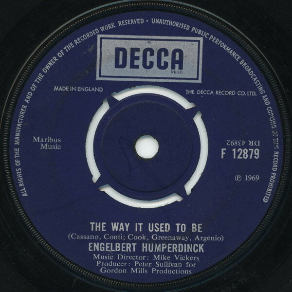 ・アーティスト Engelbert Humperdinck ・タイトル The Way It Used To Be / A Good Thing Going ・レーベル・型番 Decca F12879 ・フォーマット 7インチレコード ・コンディション(盤) 良い (VG+) ・コンディション(ジャケット) 良い (VG+) ・コンディション(帯) オビなし ・特記事項 【盤に薄い跡】【company sleeve】 サンプル画像です。実際の商品の画像ではありません 商品写真はバーコード/カタログ番号に対応したサンプル画像ですので、お送りする商品の画像ではありません。帯やライナーなどの付属品は、特記事項に記載されている場合のみ含まれます。プロモやカラーレコードなどの仕様についても、該当する場合のみ特記事項に記載しています。 【ご購入前に必ずご確認ください】 ・本店サイト(www.recordcity.jp)とは価格、送料が違います ・本店サイト、その他支店のオーダーとは同梱発送できません ・注文確定後に別の注文を頂いた場合、注文同士の同梱は致しかねます。 ・別倉庫から発送しているため、店頭受け渡しは対応しておりません ・一部商品は他の通販サイトでも販売しているため、ご注文のタイミングによっては商品のご用意ができない場合がございます。 ・土日祝日はお休みです 金曜・祝前日9時以降のご連絡またはご入金は、返答または発送が週明け・祝日明けに順次対応となります。 ・ご購入後のキャンセル不可 ご購入後のキャンセルはいかなる理由においてもお受けできません。ご了承の上、ご購入くださいませ。 ・日本郵便(ゆうパック/ゆうメール)によるお届けになります。 ・中古品であることをご理解ください 当ストアでは中古商品を主に販売しております。中古品であることをご理解の上ご購入ください。また、一部商品はRecordCityオンラインストアで試聴可能です。 ・返品について お客様のご都合による返品は一切承っておりません。 表記の内容と実際の商品に相違がある場合、また針飛び等で返品・返金をご希望される場合は、商品の到着後1週間以内にご連絡ください。商品の返送をこちらで確認後、キャンセル・返金を行います。 コンディションVG以下の商品は返品できません。プレイに影響のない表面のこすれ傷、プレス起因のノイズ盤は返品の対象外です。 【コンディション表記】 ・ほぼ新品(M-)(Like New) 完全な新品。未使用。当店ではほぼ使用しません ・非常に良い(EX)(Excellent) 中古盤として美品な状態。わずかな経年を感じるものの傷みを感じさせない、当店基準で最高の状態 ・良い(VG+)(Very Good Plus) 丁寧に扱われた中古品で、軽い使用感がみられる。 ・可(VG)(Acceptable) 使い込まれた中古品で、「良い」よりもさらに使用感がみられる。 ・悪い(VG-)(Bad) 状態が悪いアイテム。使用の保障はなく、再生不可、針飛び、目立つノイズがあるかもしれない。状態によるクレーム不可。返品不可。 ・非常に悪い(G)(Very Bad) 「悪い」よりさらに状態が悪いアイテム。使用の保障はなく、再生不可、針飛び、目立つノイズがあるかもしれない。状態によるクレーム不可。返品不可。 ・ジャンク(Fair)(Junk/Fair) 割れている、反っている、水ダメージがある、カビ、ジャケットが分離している、ひどい書き込み、ひどい擦れなど最低の状態。使用の保障はなく、再生不可、針飛び、目立つノイズがあるかもしれない。状態によるクレーム不可。返品不可。 ・ジャンク(Poor)(Junk/Poor) 割れている、反っている、水ダメージがある、カビ、ジャケットが分離している、ひどい書き込み、ひどい擦れなど最低の状態。使用の保障はなく、再生不可、針飛び、目立つノイズがあるかもしれない。状態によるクレーム不可。返品不可。