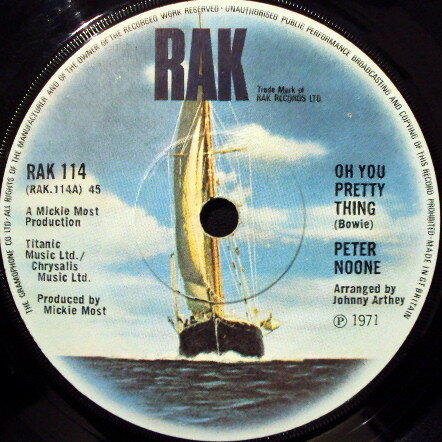 ・アーティスト Peter Noone ・タイトル Oh You Pretty Thing ・レーベル・型番 RAK RAK114 ・フォーマット 7インチレコード ・コンディション(盤) 良い (VG+) ・コンディション(ジャケット) プレインカバー（元ジャケット／カバー無し） ・コンディション(帯) オビなし ・特記事項 【盤に薄い跡】 サンプル画像です。実際の商品の画像ではありません 商品写真はバーコード/カタログ番号に対応したサンプル画像ですので、お送りする商品の画像ではありません。帯やライナーなどの付属品は、特記事項に記載されている場合のみ含まれます。プロモやカラーレコードなどの仕様についても、該当する場合のみ特記事項に記載しています。 【ご購入前に必ずご確認ください】 ・本店サイト(www.recordcity.jp)とは価格、送料が違います ・本店サイト、その他支店のオーダーとは同梱発送できません ・別倉庫から発送しているため、店頭受け渡しは対応しておりません ・一部商品は他の通販サイトでも販売しているため、ご注文のタイミングによっては商品のご用意ができない場合がございます。 ・土日祝日はお休みです 金曜・祝前日9時以降のご連絡またはご入金は、返答または発送が週明け・祝日明けに順次対応となります。 ・ご購入後のキャンセル不可 ご購入後のキャンセルはいかなる理由においてもお受けできません。ご了承の上、ご購入くださいませ。 ・日本郵便(ゆうパック/ゆうメール)によるお届けになります。 ・中古品であることをご理解ください 当ストアでは中古商品を主に販売しております。中古品であることをご理解の上ご購入ください。また、一部商品はRecordCityオンラインストアで試聴可能です。 ・返品について お客様のご都合による返品は一切承っておりません。 表記の内容と実際の商品に相違がある場合、また針飛び等で返品・返金をご希望される場合は、商品の到着後1週間以内にご連絡ください。商品の返送をこちらで確認後、キャンセル・返金を行います。 コンディションVG以下の商品は返品できません。プレイに影響のない表面のこすれ傷、プレス起因のノイズ盤は返品の対象外です。 【コンディション表記】 ・ほぼ新品(M-)(Like New) 完全な新品。未使用。当店ではほぼ使用しません ・非常に良い(EX)(Excellent) 中古盤として美品な状態。わずかな経年を感じるものの傷みを感じさせない、当店基準で最高の状態 ・良い(VG+)(Very Good Plus) 丁寧に扱われた中古品で、軽い使用感がみられる。 ・可(VG)(Acceptable) 使い込まれた中古品で、「良い」よりもさらに使用感がみられる。 ・悪い(VG-)(Bad) 状態が悪いアイテム。使用の保障はなく、再生不可、針飛び、目立つノイズがあるかもしれない。状態によるクレーム不可。返品不可。 ・非常に悪い(G)(Very Bad) 「悪い」よりさらに状態が悪いアイテム。使用の保障はなく、再生不可、針飛び、目立つノイズがあるかもしれない。状態によるクレーム不可。返品不可。 ・ジャンク(Fair)(Junk/Fair) 割れている、反っている、水ダメージがある、カビ、ジャケットが分離している、ひどい書き込み、ひどい擦れなど最低の状態。使用の保障はなく、再生不可、針飛び、目立つノイズがあるかもしれない。状態によるクレーム不可。返品不可。 ・ジャンク(Poor)(Junk/Poor) 割れている、反っている、水ダメージがある、カビ、ジャケットが分離している、ひどい書き込み、ひどい擦れなど最低の状態。使用の保障はなく、再生不可、針飛び、目立つノイズがあるかもしれない。状態によるクレーム不可。返品不可。