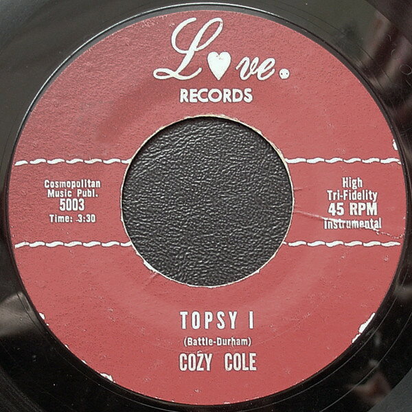 ・アーティスト Cozy Cole ・タイトル Topsy ・レーベル・型番 ・フォーマット 7インチレコード ・コンディション(盤) 可 (VG) ・コンディション(ジャケット) プレインカバー（元ジャケット／カバー無し） ・コンディション(帯) オビなし ・特記事項 【盤に小さいキズ】【表カバーに書き込み】 サンプル画像です。実際の商品の画像ではありません 商品写真はバーコード/カタログ番号に対応したサンプル画像ですので、お送りする商品の画像ではありません。帯やライナーなどの付属品は、特記事項に記載されている場合のみ含まれます。プロモやカラーレコードなどの仕様についても、該当する場合のみ特記事項に記載しています。 【ご購入前に必ずご確認ください】 ・本店サイト(www.recordcity.jp)とは価格、送料が違います ・本店サイト、その他支店のオーダーとは同梱発送できません ・注文確定後に別の注文を頂いた場合、注文同士の同梱は致しかねます。 ・別倉庫から発送しているため、店頭受け渡しは対応しておりません ・一部商品は他の通販サイトでも販売しているため、ご注文のタイミングによっては商品のご用意ができない場合がございます。 ・土日祝日はお休みです 金曜・祝前日9時以降のご連絡またはご入金は、返答または発送が週明け・祝日明けに順次対応となります。 ・ご購入後のキャンセル不可 ご購入後のキャンセルはいかなる理由においてもお受けできません。ご了承の上、ご購入くださいませ。 ・日本郵便(ゆうパック/ゆうメール)によるお届けになります。 ・中古品であることをご理解ください 当ストアでは中古商品を主に販売しております。中古品であることをご理解の上ご購入ください。また、一部商品はRecordCityオンラインストアで試聴可能です。 ・返品について お客様のご都合による返品は一切承っておりません。 表記の内容と実際の商品に相違がある場合、また針飛び等で返品・返金をご希望される場合は、商品の到着後1週間以内にご連絡ください。商品の返送をこちらで確認後、キャンセル・返金を行います。 コンディションVG以下の商品は返品できません。プレイに影響のない表面のこすれ傷、プレス起因のノイズ盤は返品の対象外です。 【コンディション表記】 ・ほぼ新品(M-)(Like New) 完全な新品。未使用。当店ではほぼ使用しません ・非常に良い(EX)(Excellent) 中古盤として美品な状態。わずかな経年を感じるものの傷みを感じさせない、当店基準で最高の状態 ・良い(VG+)(Very Good Plus) 丁寧に扱われた中古品で、軽い使用感がみられる。 ・可(VG)(Acceptable) 使い込まれた中古品で、「良い」よりもさらに使用感がみられる。 ・悪い(VG-)(Bad) 状態が悪いアイテム。使用の保障はなく、再生不可、針飛び、目立つノイズがあるかもしれない。状態によるクレーム不可。返品不可。 ・非常に悪い(G)(Very Bad) 「悪い」よりさらに状態が悪いアイテム。使用の保障はなく、再生不可、針飛び、目立つノイズがあるかもしれない。状態によるクレーム不可。返品不可。 ・ジャンク(Fair)(Junk/Fair) 割れている、反っている、水ダメージがある、カビ、ジャケットが分離している、ひどい書き込み、ひどい擦れなど最低の状態。使用の保障はなく、再生不可、針飛び、目立つノイズがあるかもしれない。状態によるクレーム不可。返品不可。 ・ジャンク(Poor)(Junk/Poor) 割れている、反っている、水ダメージがある、カビ、ジャケットが分離している、ひどい書き込み、ひどい擦れなど最低の状態。使用の保障はなく、再生不可、針飛び、目立つノイズがあるかもしれない。状態によるクレーム不可。返品不可。