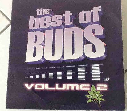 ・アーティスト Various ・タイトル The Best Of Buds Volume 2 ・レーベル・型番 BUDS DISTRIBUTION BDS947 ・フォーマット LPレコード ・コンディション(盤) 可 (VG) ・コンディション(ジャケット) 可 (VG) ・コンディション(帯) オビなし ・特記事項 【カバーに目立つキズ/ダメージ】【盤に目立ったキズ】 サンプル画像です。実際の商品の画像ではありません 商品写真はバーコード/カタログ番号に対応したサンプル画像ですので、お送りする商品の画像ではありません。帯やライナーなどの付属品は、特記事項に記載されている場合のみ含まれます。プロモやカラーレコードなどの仕様についても、該当する場合のみ特記事項に記載しています。 【ご購入前に必ずご確認ください】 ・本店サイト(www.recordcity.jp)とは価格、送料が違います ・本店サイト、その他支店のオーダーとは同梱発送できません ・注文確定後に別の注文を頂いた場合、注文同士の同梱は致しかねます。 ・別倉庫から発送しているため、店頭受け渡しは対応しておりません ・一部商品は他の通販サイトでも販売しているため、ご注文のタイミングによっては商品のご用意ができない場合がございます。 ・土日祝日はお休みです 金曜・祝前日9時以降のご連絡またはご入金は、返答または発送が週明け・祝日明けに順次対応となります。 ・ご購入後のキャンセル不可 ご購入後のキャンセルはいかなる理由においてもお受けできません。ご了承の上、ご購入くださいませ。 ・日本郵便(ゆうパック/ゆうメール)によるお届けになります。 ・中古品であることをご理解ください 当ストアでは中古商品を主に販売しております。中古品であることをご理解の上ご購入ください。また、一部商品はRecordCityオンラインストアで試聴可能です。 ・返品について お客様のご都合による返品は一切承っておりません。 表記の内容と実際の商品に相違がある場合、また針飛び等で返品・返金をご希望される場合は、商品の到着後1週間以内にご連絡ください。商品の返送をこちらで確認後、キャンセル・返金を行います。 コンディションVG以下の商品は返品できません。プレイに影響のない表面のこすれ傷、プレス起因のノイズ盤は返品の対象外です。 【コンディション表記】 ・ほぼ新品(M-)(Like New) 完全な新品。未使用。当店ではほぼ使用しません ・非常に良い(EX)(Excellent) 中古盤として美品な状態。わずかな経年を感じるものの傷みを感じさせない、当店基準で最高の状態 ・良い(VG+)(Very Good Plus) 丁寧に扱われた中古品で、軽い使用感がみられる。 ・可(VG)(Acceptable) 使い込まれた中古品で、「良い」よりもさらに使用感がみられる。 ・悪い(VG-)(Bad) 状態が悪いアイテム。使用の保障はなく、再生不可、針飛び、目立つノイズがあるかもしれない。状態によるクレーム不可。返品不可。 ・非常に悪い(G)(Very Bad) 「悪い」よりさらに状態が悪いアイテム。使用の保障はなく、再生不可、針飛び、目立つノイズがあるかもしれない。状態によるクレーム不可。返品不可。 ・ジャンク(Fair)(Junk/Fair) 割れている、反っている、水ダメージがある、カビ、ジャケットが分離している、ひどい書き込み、ひどい擦れなど最低の状態。使用の保障はなく、再生不可、針飛び、目立つノイズがあるかもしれない。状態によるクレーム不可。返品不可。 ・ジャンク(Poor)(Junk/Poor) 割れている、反っている、水ダメージがある、カビ、ジャケットが分離している、ひどい書き込み、ひどい擦れなど最低の状態。使用の保障はなく、再生不可、針飛び、目立つノイズがあるかもしれない。状態によるクレーム不可。返品不可。