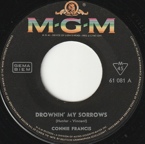 ・アーティスト Connie Francis ・タイトル Drownin' My Sorrows / Mala Femmena ・レーベル・型番 MGM Records 61081 ・フォーマット 7インチレコード ・コンディション(盤) 良い (VG+) ・コンディション(ジャケット) プレインカバー（元ジャケット／カバー無し） ・コンディション(帯) オビなし ・特記事項 サンプル画像です。実際の商品の画像ではありません 商品写真はバーコード/カタログ番号に対応したサンプル画像ですので、お送りする商品の画像ではありません。帯やライナーなどの付属品は、特記事項に記載されている場合のみ含まれます。プロモやカラーレコードなどの仕様についても、該当する場合のみ特記事項に記載しています。 【ご購入前に必ずご確認ください】 ・本店サイト(www.recordcity.jp)とは価格、送料が違います ・本店サイト、その他支店のオーダーとは同梱発送できません ・注文確定後に別の注文を頂いた場合、注文同士の同梱は致しかねます。 ・別倉庫から発送しているため、店頭受け渡しは対応しておりません ・一部商品は他の通販サイトでも販売しているため、ご注文のタイミングによっては商品のご用意ができない場合がございます。 ・土日祝日はお休みです 金曜・祝前日9時以降のご連絡またはご入金は、返答または発送が週明け・祝日明けに順次対応となります。 ・ご購入後のキャンセル不可 ご購入後のキャンセルはいかなる理由においてもお受けできません。ご了承の上、ご購入くださいませ。 ・日本郵便(ゆうパック/ゆうメール)によるお届けになります。 ・中古品であることをご理解ください 当ストアでは中古商品を主に販売しております。中古品であることをご理解の上ご購入ください。また、一部商品はRecordCityオンラインストアで試聴可能です。 ・返品について お客様のご都合による返品は一切承っておりません。 表記の内容と実際の商品に相違がある場合、また針飛び等で返品・返金をご希望される場合は、商品の到着後1週間以内にご連絡ください。商品の返送をこちらで確認後、キャンセル・返金を行います。 コンディションVG以下の商品は返品できません。プレイに影響のない表面のこすれ傷、プレス起因のノイズ盤は返品の対象外です。 【コンディション表記】 ・ほぼ新品(M-)(Like New) 完全な新品。未使用。当店ではほぼ使用しません ・非常に良い(EX)(Excellent) 中古盤として美品な状態。わずかな経年を感じるものの傷みを感じさせない、当店基準で最高の状態 ・良い(VG+)(Very Good Plus) 丁寧に扱われた中古品で、軽い使用感がみられる。 ・可(VG)(Acceptable) 使い込まれた中古品で、「良い」よりもさらに使用感がみられる。 ・悪い(VG-)(Bad) 状態が悪いアイテム。使用の保障はなく、再生不可、針飛び、目立つノイズがあるかもしれない。状態によるクレーム不可。返品不可。 ・非常に悪い(G)(Very Bad) 「悪い」よりさらに状態が悪いアイテム。使用の保障はなく、再生不可、針飛び、目立つノイズがあるかもしれない。状態によるクレーム不可。返品不可。 ・ジャンク(Fair)(Junk/Fair) 割れている、反っている、水ダメージがある、カビ、ジャケットが分離している、ひどい書き込み、ひどい擦れなど最低の状態。使用の保障はなく、再生不可、針飛び、目立つノイズがあるかもしれない。状態によるクレーム不可。返品不可。 ・ジャンク(Poor)(Junk/Poor) 割れている、反っている、水ダメージがある、カビ、ジャケットが分離している、ひどい書き込み、ひどい擦れなど最低の状態。使用の保障はなく、再生不可、針飛び、目立つノイズがあるかもしれない。状態によるクレーム不可。返品不可。
