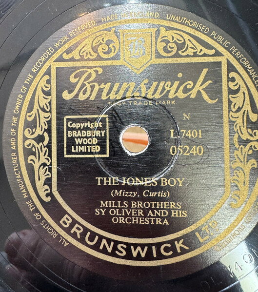 ・アーティスト Mills Brothers, Sy Oliver & His Orchestra ・タイトル The Jones Boy / She Was Five And He Was Ten ・レーベル・型番 BRUNSWICK 05240 ・フォーマット 78回転SP盤レコード ・コンディション(盤) 良い (VG+) ・コンディション(ジャケット) 可 (VG) ・コンディション(帯) オビなし ・特記事項 【※再生コンディションによる返品不可】 サンプル画像です。実際の商品の画像ではありません 商品写真はバーコード/カタログ番号に対応したサンプル画像ですので、お送りする商品の画像ではありません。帯やライナーなどの付属品は、特記事項に記載されている場合のみ含まれます。プロモやカラーレコードなどの仕様についても、該当する場合のみ特記事項に記載しています。 【ご購入前に必ずご確認ください】 ・本店サイト(www.recordcity.jp)とは価格、送料が違います ・本店サイト、その他支店のオーダーとは同梱発送できません ・注文確定後に別の注文を頂いた場合、注文同士の同梱は致しかねます。 ・別倉庫から発送しているため、店頭受け渡しは対応しておりません ・一部商品は他の通販サイトでも販売しているため、ご注文のタイミングによっては商品のご用意ができない場合がございます。 ・土日祝日はお休みです 金曜・祝前日9時以降のご連絡またはご入金は、返答または発送が週明け・祝日明けに順次対応となります。 ・ご購入後のキャンセル不可 ご購入後のキャンセルはいかなる理由においてもお受けできません。ご了承の上、ご購入くださいませ。 ・日本郵便(ゆうパック/ゆうメール)によるお届けになります。 ・中古品であることをご理解ください 当ストアでは中古商品を主に販売しております。中古品であることをご理解の上ご購入ください。また、一部商品はRecordCityオンラインストアで試聴可能です。 ・返品について お客様のご都合による返品は一切承っておりません。 表記の内容と実際の商品に相違がある場合、また針飛び等で返品・返金をご希望される場合は、商品の到着後1週間以内にご連絡ください。商品の返送をこちらで確認後、キャンセル・返金を行います。 コンディションVG以下の商品は返品できません。プレイに影響のない表面のこすれ傷、プレス起因のノイズ盤は返品の対象外です。 【コンディション表記】 ・ほぼ新品(M-)(Like New) 完全な新品。未使用。当店ではほぼ使用しません ・非常に良い(EX)(Excellent) 中古盤として美品な状態。わずかな経年を感じるものの傷みを感じさせない、当店基準で最高の状態 ・良い(VG+)(Very Good Plus) 丁寧に扱われた中古品で、軽い使用感がみられる。 ・可(VG)(Acceptable) 使い込まれた中古品で、「良い」よりもさらに使用感がみられる。 ・悪い(VG-)(Bad) 状態が悪いアイテム。使用の保障はなく、再生不可、針飛び、目立つノイズがあるかもしれない。状態によるクレーム不可。返品不可。 ・非常に悪い(G)(Very Bad) 「悪い」よりさらに状態が悪いアイテム。使用の保障はなく、再生不可、針飛び、目立つノイズがあるかもしれない。状態によるクレーム不可。返品不可。 ・ジャンク(Fair)(Junk/Fair) 割れている、反っている、水ダメージがある、カビ、ジャケットが分離している、ひどい書き込み、ひどい擦れなど最低の状態。使用の保障はなく、再生不可、針飛び、目立つノイズがあるかもしれない。状態によるクレーム不可。返品不可。 ・ジャンク(Poor)(Junk/Poor) 割れている、反っている、水ダメージがある、カビ、ジャケットが分離している、ひどい書き込み、ひどい擦れなど最低の状態。使用の保障はなく、再生不可、針飛び、目立つノイズがあるかもしれない。状態によるクレーム不可。返品不可。
