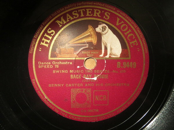 ・アーティスト Benny Carter & His Orchestra ・タイトル Back Bay Boogie / Sunday ・レーベル・型番 HIS MASTERS VOICE B9449 ・フォーマット 78回転SP盤レコード ・コンディション(盤) 良い (VG+) ・コンディション(ジャケット) 良い (VG+) ・コンディション(帯) オビなし ・特記事項 【※再生コンディションによる返品不可】 サンプル画像です。実際の商品の画像ではありません 商品写真はバーコード/カタログ番号に対応したサンプル画像ですので、お送りする商品の画像ではありません。帯やライナーなどの付属品は、特記事項に記載されている場合のみ含まれます。プロモやカラーレコードなどの仕様についても、該当する場合のみ特記事項に記載しています。 【ご購入前に必ずご確認ください】 ・本店サイト(www.recordcity.jp)とは価格、送料が違います ・本店サイト、その他支店のオーダーとは同梱発送できません ・注文確定後に別の注文を頂いた場合、注文同士の同梱は致しかねます。 ・別倉庫から発送しているため、店頭受け渡しは対応しておりません ・一部商品は他の通販サイトでも販売しているため、ご注文のタイミングによっては商品のご用意ができない場合がございます。 ・土日祝日はお休みです 金曜・祝前日9時以降のご連絡またはご入金は、返答または発送が週明け・祝日明けに順次対応となります。 ・ご購入後のキャンセル不可 ご購入後のキャンセルはいかなる理由においてもお受けできません。ご了承の上、ご購入くださいませ。 ・日本郵便(ゆうパック/ゆうメール)によるお届けになります。 ・中古品であることをご理解ください 当ストアでは中古商品を主に販売しております。中古品であることをご理解の上ご購入ください。また、一部商品はRecordCityオンラインストアで試聴可能です。 ・返品について お客様のご都合による返品は一切承っておりません。 表記の内容と実際の商品に相違がある場合、また針飛び等で返品・返金をご希望される場合は、商品の到着後1週間以内にご連絡ください。商品の返送をこちらで確認後、キャンセル・返金を行います。 コンディションVG以下の商品は返品できません。プレイに影響のない表面のこすれ傷、プレス起因のノイズ盤は返品の対象外です。 【コンディション表記】 ・ほぼ新品(M-)(Like New) 完全な新品。未使用。当店ではほぼ使用しません ・非常に良い(EX)(Excellent) 中古盤として美品な状態。わずかな経年を感じるものの傷みを感じさせない、当店基準で最高の状態 ・良い(VG+)(Very Good Plus) 丁寧に扱われた中古品で、軽い使用感がみられる。 ・可(VG)(Acceptable) 使い込まれた中古品で、「良い」よりもさらに使用感がみられる。 ・悪い(VG-)(Bad) 状態が悪いアイテム。使用の保障はなく、再生不可、針飛び、目立つノイズがあるかもしれない。状態によるクレーム不可。返品不可。 ・非常に悪い(G)(Very Bad) 「悪い」よりさらに状態が悪いアイテム。使用の保障はなく、再生不可、針飛び、目立つノイズがあるかもしれない。状態によるクレーム不可。返品不可。 ・ジャンク(Fair)(Junk/Fair) 割れている、反っている、水ダメージがある、カビ、ジャケットが分離している、ひどい書き込み、ひどい擦れなど最低の状態。使用の保障はなく、再生不可、針飛び、目立つノイズがあるかもしれない。状態によるクレーム不可。返品不可。 ・ジャンク(Poor)(Junk/Poor) 割れている、反っている、水ダメージがある、カビ、ジャケットが分離している、ひどい書き込み、ひどい擦れなど最低の状態。使用の保障はなく、再生不可、針飛び、目立つノイズがあるかもしれない。状態によるクレーム不可。返品不可。