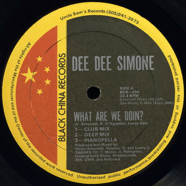 ・アーティスト Dee Dee Simone ・タイトル What Are We Doin?'' ・レーベル・型番 BLACK CHINA BCR004 ・フォーマット 12インチレコード ・コンディション(盤) 良い (VG+) ・コンディション(ジャケット) 良い (VG+) ・コンディション(帯) オビなし ・特記事項 【カバーに軽い擦れ】 サンプル画像です。実際の商品の画像ではありません 商品写真はバーコード/カタログ番号に対応したサンプル画像ですので、お送りする商品の画像ではありません。帯やライナーなどの付属品は、特記事項に記載されている場合のみ含まれます。プロモやカラーレコードなどの仕様についても、該当する場合のみ特記事項に記載しています。 【ご購入前に必ずご確認ください】 ・本店サイト(www.recordcity.jp)とは価格、送料が違います ・本店サイト、その他支店のオーダーとは同梱発送できません ・注文確定後に別の注文を頂いた場合、注文同士の同梱は致しかねます。 ・別倉庫から発送しているため、店頭受け渡しは対応しておりません ・一部商品は他の通販サイトでも販売しているため、ご注文のタイミングによっては商品のご用意ができない場合がございます。 ・土日祝日はお休みです 金曜・祝前日9時以降のご連絡またはご入金は、返答または発送が週明け・祝日明けに順次対応となります。 ・ご購入後のキャンセル不可 ご購入後のキャンセルはいかなる理由においてもお受けできません。ご了承の上、ご購入くださいませ。 ・日本郵便(ゆうパック/ゆうメール)によるお届けになります。 ・中古品であることをご理解ください 当ストアでは中古商品を主に販売しております。中古品であることをご理解の上ご購入ください。また、一部商品はRecordCityオンラインストアで試聴可能です。 ・返品について お客様のご都合による返品は一切承っておりません。 表記の内容と実際の商品に相違がある場合、また針飛び等で返品・返金をご希望される場合は、商品の到着後1週間以内にご連絡ください。商品の返送をこちらで確認後、キャンセル・返金を行います。 コンディションVG以下の商品は返品できません。プレイに影響のない表面のこすれ傷、プレス起因のノイズ盤は返品の対象外です。 【コンディション表記】 ・ほぼ新品(M-)(Like New) 完全な新品。未使用。当店ではほぼ使用しません ・非常に良い(EX)(Excellent) 中古盤として美品な状態。わずかな経年を感じるものの傷みを感じさせない、当店基準で最高の状態 ・良い(VG+)(Very Good Plus) 丁寧に扱われた中古品で、軽い使用感がみられる。 ・可(VG)(Acceptable) 使い込まれた中古品で、「良い」よりもさらに使用感がみられる。 ・悪い(VG-)(Bad) 状態が悪いアイテム。使用の保障はなく、再生不可、針飛び、目立つノイズがあるかもしれない。状態によるクレーム不可。返品不可。 ・非常に悪い(G)(Very Bad) 「悪い」よりさらに状態が悪いアイテム。使用の保障はなく、再生不可、針飛び、目立つノイズがあるかもしれない。状態によるクレーム不可。返品不可。 ・ジャンク(Fair)(Junk/Fair) 割れている、反っている、水ダメージがある、カビ、ジャケットが分離している、ひどい書き込み、ひどい擦れなど最低の状態。使用の保障はなく、再生不可、針飛び、目立つノイズがあるかもしれない。状態によるクレーム不可。返品不可。 ・ジャンク(Poor)(Junk/Poor) 割れている、反っている、水ダメージがある、カビ、ジャケットが分離している、ひどい書き込み、ひどい擦れなど最低の状態。使用の保障はなく、再生不可、針飛び、目立つノイズがあるかもしれない。状態によるクレーム不可。返品不可。