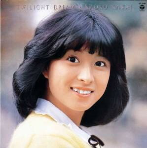 ・アーティスト 河合奈保子 ・タイトル Twilight Dream ・レーベル・型番 COLUMBIA AF7048 ・フォーマット LPレコード ・コンディション(盤) 良い (VG+) ・コンディション(ジャケット) 良い (VG+) ・コンディション(帯) 非常に良い(EX) ・特記事項 【ライナー付き】 【カバーに目立つ染み】【盤に目立ったキズ】【ライナー染み】 サンプル画像です。実際の商品の画像ではありません 商品写真はバーコード/カタログ番号に対応したサンプル画像ですので、お送りする商品の画像ではありません。帯やライナーなどの付属品は、特記事項に記載されている場合のみ含まれます。プロモやカラーレコードなどの仕様についても、該当する場合のみ特記事項に記載しています。 【ご購入前に必ずご確認ください】 ・本店サイト(www.recordcity.jp)とは価格、送料が違います ・本店サイト、その他支店のオーダーとは同梱発送できません ・注文確定後に別の注文を頂いた場合、注文同士の同梱は致しかねます。 ・別倉庫から発送しているため、店頭受け渡しは対応しておりません ・一部商品は他の通販サイトでも販売しているため、ご注文のタイミングによっては商品のご用意ができない場合がございます。 ・土日祝日はお休みです 金曜・祝前日9時以降のご連絡またはご入金は、返答または発送が週明け・祝日明けに順次対応となります。 ・ご購入後のキャンセル不可 ご購入後のキャンセルはいかなる理由においてもお受けできません。ご了承の上、ご購入くださいませ。 ・日本郵便(ゆうパック/ゆうメール)によるお届けになります。 ・中古品であることをご理解ください 当ストアでは中古商品を主に販売しております。中古品であることをご理解の上ご購入ください。また、一部商品はRecordCityオンラインストアで試聴可能です。 ・返品について お客様のご都合による返品は一切承っておりません。 表記の内容と実際の商品に相違がある場合、また針飛び等で返品・返金をご希望される場合は、商品の到着後1週間以内にご連絡ください。商品の返送をこちらで確認後、キャンセル・返金を行います。 コンディションVG以下の商品は返品できません。プレイに影響のない表面のこすれ傷、プレス起因のノイズ盤は返品の対象外です。 【コンディション表記】 ・ほぼ新品(M-)(Like New) 完全な新品。未使用。当店ではほぼ使用しません ・非常に良い(EX)(Excellent) 中古盤として美品な状態。わずかな経年を感じるものの傷みを感じさせない、当店基準で最高の状態 ・良い(VG+)(Very Good Plus) 丁寧に扱われた中古品で、軽い使用感がみられる。 ・可(VG)(Acceptable) 使い込まれた中古品で、「良い」よりもさらに使用感がみられる。 ・悪い(VG-)(Bad) 状態が悪いアイテム。使用の保障はなく、再生不可、針飛び、目立つノイズがあるかもしれない。状態によるクレーム不可。返品不可。 ・非常に悪い(G)(Very Bad) 「悪い」よりさらに状態が悪いアイテム。使用の保障はなく、再生不可、針飛び、目立つノイズがあるかもしれない。状態によるクレーム不可。返品不可。 ・ジャンク(Fair)(Junk/Fair) 割れている、反っている、水ダメージがある、カビ、ジャケットが分離している、ひどい書き込み、ひどい擦れなど最低の状態。使用の保障はなく、再生不可、針飛び、目立つノイズがあるかもしれない。状態によるクレーム不可。返品不可。 ・ジャンク(Poor)(Junk/Poor) 割れている、反っている、水ダメージがある、カビ、ジャケットが分離している、ひどい書き込み、ひどい擦れなど最低の状態。使用の保障はなく、再生不可、針飛び、目立つノイズがあるかもしれない。状態によるクレーム不可。返品不可。