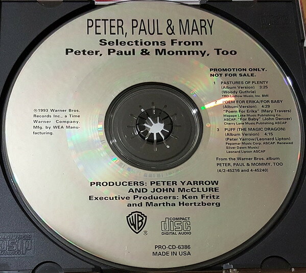 ・アーティスト Peter, Paul & Mary ・タイトル Selections From Peter, Paul & Mommy, Too ・レーベル・型番 Warner Bros. Records PROCD6386 ・フォーマット CD ・コンディション(盤) 良い (VG+) ・コンディション(ジャケット) ・コンディション(帯) オビなし ・特記事項 【ケース擦れ】【Promotion Only】 サンプル画像です。実際の商品の画像ではありません 商品写真はバーコード/カタログ番号に対応したサンプル画像ですので、お送りする商品の画像ではありません。帯やライナーなどの付属品は、特記事項に記載されている場合のみ含まれます。プロモやカラーレコードなどの仕様についても、該当する場合のみ特記事項に記載しています。 【ご購入前に必ずご確認ください】 ・本店サイト(www.recordcity.jp)とは価格、送料が違います ・本店サイト、その他支店のオーダーとは同梱発送できません ・注文確定後に別の注文を頂いた場合、注文同士の同梱は致しかねます。 ・別倉庫から発送しているため、店頭受け渡しは対応しておりません ・一部商品は他の通販サイトでも販売しているため、ご注文のタイミングによっては商品のご用意ができない場合がございます。 ・土日祝日はお休みです 金曜・祝前日9時以降のご連絡またはご入金は、返答または発送が週明け・祝日明けに順次対応となります。 ・ご購入後のキャンセル不可 ご購入後のキャンセルはいかなる理由においてもお受けできません。ご了承の上、ご購入くださいませ。 ・日本郵便(ゆうパック/ゆうメール)によるお届けになります。 ・中古品であることをご理解ください 当ストアでは中古商品を主に販売しております。中古品であることをご理解の上ご購入ください。また、一部商品はRecordCityオンラインストアで試聴可能です。 ・返品について お客様のご都合による返品は一切承っておりません。 表記の内容と実際の商品に相違がある場合、また針飛び等で返品・返金をご希望される場合は、商品の到着後1週間以内にご連絡ください。商品の返送をこちらで確認後、キャンセル・返金を行います。 コンディションVG以下の商品は返品できません。プレイに影響のない表面のこすれ傷、プレス起因のノイズ盤は返品の対象外です。 【コンディション表記】 ・ほぼ新品(M-)(Like New) 完全な新品。未使用。当店ではほぼ使用しません ・非常に良い(EX)(Excellent) 中古盤として美品な状態。わずかな経年を感じるものの傷みを感じさせない、当店基準で最高の状態 ・良い(VG+)(Very Good Plus) 丁寧に扱われた中古品で、軽い使用感がみられる。 ・可(VG)(Acceptable) 使い込まれた中古品で、「良い」よりもさらに使用感がみられる。 ・悪い(VG-)(Bad) 状態が悪いアイテム。使用の保障はなく、再生不可、針飛び、目立つノイズがあるかもしれない。状態によるクレーム不可。返品不可。 ・非常に悪い(G)(Very Bad) 「悪い」よりさらに状態が悪いアイテム。使用の保障はなく、再生不可、針飛び、目立つノイズがあるかもしれない。状態によるクレーム不可。返品不可。 ・ジャンク(Fair)(Junk/Fair) 割れている、反っている、水ダメージがある、カビ、ジャケットが分離している、ひどい書き込み、ひどい擦れなど最低の状態。使用の保障はなく、再生不可、針飛び、目立つノイズがあるかもしれない。状態によるクレーム不可。返品不可。 ・ジャンク(Poor)(Junk/Poor) 割れている、反っている、水ダメージがある、カビ、ジャケットが分離している、ひどい書き込み、ひどい擦れなど最低の状態。使用の保障はなく、再生不可、針飛び、目立つノイズがあるかもしれない。状態によるクレーム不可。返品不可。