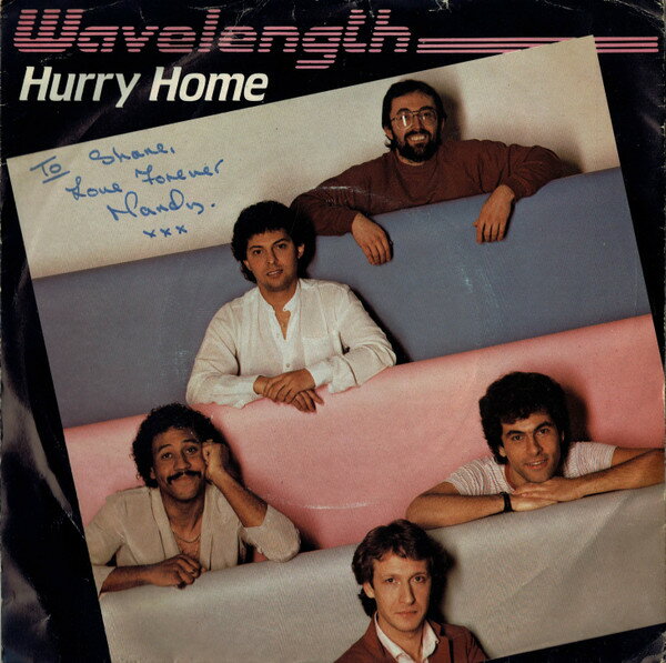 ・アーティスト Wavelength ・タイトル Hurry Home ・レーベル・型番 Ariola ARO281 ・フォーマット 7インチレコード ・コンディション(盤) 良い (VG+) ・コンディション(ジャケット) 良い (VG+) ・コンディション(帯) オビなし ・特記事項 【盤に浅い跡】【カバーに軽い擦れ】 サンプル画像です。実際の商品の画像ではありません 商品写真はバーコード/カタログ番号に対応したサンプル画像ですので、お送りする商品の画像ではありません。帯やライナーなどの付属品は、特記事項に記載されている場合のみ含まれます。プロモやカラーレコードなどの仕様についても、該当する場合のみ特記事項に記載しています。 【ご購入前に必ずご確認ください】 ・本店サイト(www.recordcity.jp)とは価格、送料が違います ・本店サイト、その他支店のオーダーとは同梱発送できません ・注文確定後に別の注文を頂いた場合、注文同士の同梱は致しかねます。 ・別倉庫から発送しているため、店頭受け渡しは対応しておりません ・一部商品は他の通販サイトでも販売しているため、ご注文のタイミングによっては商品のご用意ができない場合がございます。 ・土日祝日はお休みです 金曜・祝前日9時以降のご連絡またはご入金は、返答または発送が週明け・祝日明けに順次対応となります。 ・ご購入後のキャンセル不可 ご購入後のキャンセルはいかなる理由においてもお受けできません。ご了承の上、ご購入くださいませ。 ・日本郵便(ゆうパック/ゆうメール)によるお届けになります。 ・中古品であることをご理解ください 当ストアでは中古商品を主に販売しております。中古品であることをご理解の上ご購入ください。また、一部商品はRecordCityオンラインストアで試聴可能です。 ・返品について お客様のご都合による返品は一切承っておりません。 表記の内容と実際の商品に相違がある場合、また針飛び等で返品・返金をご希望される場合は、商品の到着後1週間以内にご連絡ください。商品の返送をこちらで確認後、キャンセル・返金を行います。 コンディションVG以下の商品は返品できません。プレイに影響のない表面のこすれ傷、プレス起因のノイズ盤は返品の対象外です。 【コンディション表記】 ・ほぼ新品(M-)(Like New) 完全な新品。未使用。当店ではほぼ使用しません ・非常に良い(EX)(Excellent) 中古盤として美品な状態。わずかな経年を感じるものの傷みを感じさせない、当店基準で最高の状態 ・良い(VG+)(Very Good Plus) 丁寧に扱われた中古品で、軽い使用感がみられる。 ・可(VG)(Acceptable) 使い込まれた中古品で、「良い」よりもさらに使用感がみられる。 ・悪い(VG-)(Bad) 状態が悪いアイテム。使用の保障はなく、再生不可、針飛び、目立つノイズがあるかもしれない。状態によるクレーム不可。返品不可。 ・非常に悪い(G)(Very Bad) 「悪い」よりさらに状態が悪いアイテム。使用の保障はなく、再生不可、針飛び、目立つノイズがあるかもしれない。状態によるクレーム不可。返品不可。 ・ジャンク(Fair)(Junk/Fair) 割れている、反っている、水ダメージがある、カビ、ジャケットが分離している、ひどい書き込み、ひどい擦れなど最低の状態。使用の保障はなく、再生不可、針飛び、目立つノイズがあるかもしれない。状態によるクレーム不可。返品不可。 ・ジャンク(Poor)(Junk/Poor) 割れている、反っている、水ダメージがある、カビ、ジャケットが分離している、ひどい書き込み、ひどい擦れなど最低の状態。使用の保障はなく、再生不可、針飛び、目立つノイズがあるかもしれない。状態によるクレーム不可。返品不可。