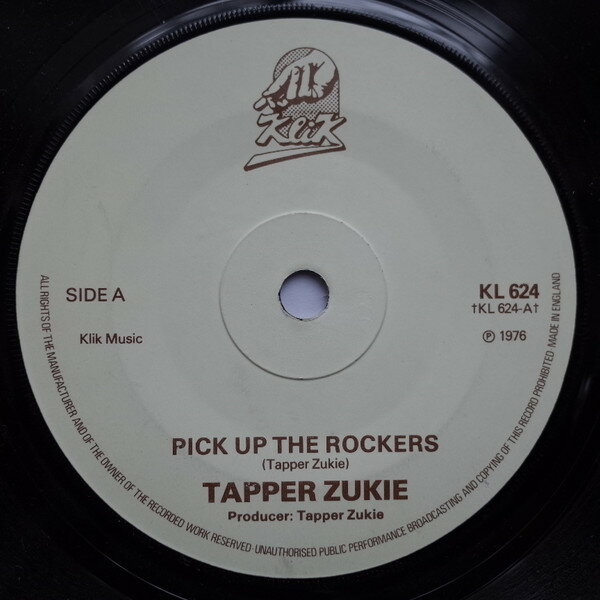 ・アーティスト Tapper Zukie ・タイトル Pick Up The Rockers ・レーベル・型番 Klik KL624 ・フォーマット 7インチレコード ・コンディション(盤) 良い (VG+) ・コンディション(ジャケット) プレインカバー（元ジャケット／カバー無し） ・コンディション(帯) オビなし ・特記事項 【レーベルに書き込み】 サンプル画像です。実際の商品の画像ではありません 商品写真はバーコード/カタログ番号に対応したサンプル画像ですので、お送りする商品の画像ではありません。帯やライナーなどの付属品は、特記事項に記載されている場合のみ含まれます。プロモやカラーレコードなどの仕様についても、該当する場合のみ特記事項に記載しています。 【ご購入前に必ずご確認ください】 ・本店サイト(www.recordcity.jp)とは価格、送料が違います ・本店サイト、その他支店のオーダーとは同梱発送できません ・注文確定後に別の注文を頂いた場合、注文同士の同梱は致しかねます。 ・別倉庫から発送しているため、店頭受け渡しは対応しておりません ・一部商品は他の通販サイトでも販売しているため、ご注文のタイミングによっては商品のご用意ができない場合がございます。 ・土日祝日はお休みです 金曜・祝前日9時以降のご連絡またはご入金は、返答または発送が週明け・祝日明けに順次対応となります。 ・ご購入後のキャンセル不可 ご購入後のキャンセルはいかなる理由においてもお受けできません。ご了承の上、ご購入くださいませ。 ・日本郵便(ゆうパック/ゆうメール)によるお届けになります。 ・中古品であることをご理解ください 当ストアでは中古商品を主に販売しております。中古品であることをご理解の上ご購入ください。また、一部商品はRecordCityオンラインストアで試聴可能です。 ・返品について お客様のご都合による返品は一切承っておりません。 表記の内容と実際の商品に相違がある場合、また針飛び等で返品・返金をご希望される場合は、商品の到着後1週間以内にご連絡ください。商品の返送をこちらで確認後、キャンセル・返金を行います。 コンディションVG以下の商品は返品できません。プレイに影響のない表面のこすれ傷、プレス起因のノイズ盤は返品の対象外です。 【コンディション表記】 ・ほぼ新品(M-)(Like New) 完全な新品。未使用。当店ではほぼ使用しません ・非常に良い(EX)(Excellent) 中古盤として美品な状態。わずかな経年を感じるものの傷みを感じさせない、当店基準で最高の状態 ・良い(VG+)(Very Good Plus) 丁寧に扱われた中古品で、軽い使用感がみられる。 ・可(VG)(Acceptable) 使い込まれた中古品で、「良い」よりもさらに使用感がみられる。 ・悪い(VG-)(Bad) 状態が悪いアイテム。使用の保障はなく、再生不可、針飛び、目立つノイズがあるかもしれない。状態によるクレーム不可。返品不可。 ・非常に悪い(G)(Very Bad) 「悪い」よりさらに状態が悪いアイテム。使用の保障はなく、再生不可、針飛び、目立つノイズがあるかもしれない。状態によるクレーム不可。返品不可。 ・ジャンク(Fair)(Junk/Fair) 割れている、反っている、水ダメージがある、カビ、ジャケットが分離している、ひどい書き込み、ひどい擦れなど最低の状態。使用の保障はなく、再生不可、針飛び、目立つノイズがあるかもしれない。状態によるクレーム不可。返品不可。 ・ジャンク(Poor)(Junk/Poor) 割れている、反っている、水ダメージがある、カビ、ジャケットが分離している、ひどい書き込み、ひどい擦れなど最低の状態。使用の保障はなく、再生不可、針飛び、目立つノイズがあるかもしれない。状態によるクレーム不可。返品不可。