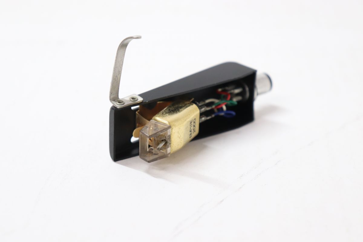 ・商品説明 Empire エンパイア 2000 MI Cartridge MI カートリッジ 商品状態：A　美品 ■EMPIRE純正ヘッドシェル付き ■動作確認済み 参考重量：200(g) ご購入前に必ずご確認ください ・ご購入者様都合によるご購入後のキャンセル・返品は、いかなる理由においてもお受けできません。 ・送料および代引き手数料はご購入者様のご負担となります。 ・決済期日までにご入金が確認できない場合は、「ご購入者様都合」にてキャンセルさせていただきます。 ・状況により、配送方法を変更させていただく場合がございます。 ・ご注文確定後の商品の追加や複数注文の同梱対応は、一切承っておりません。 ・土日・祝日は原則として発送業務を行っておりません。 ・商品説明は正確に記載するよう努めておりますが、中古品は予期せぬ傷や汚れ等がある場合がございます。ご理解のうえご購入ください。 4296505