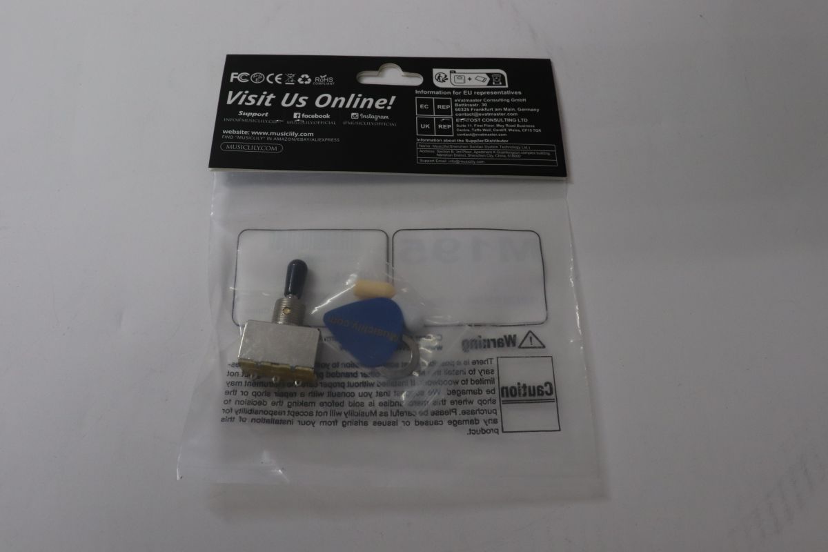 ・商品説明 Musiclily ミュージックリリ- M195FBA Musiclily トグルスイッチ 商品状態：S 未使用品 参考重量：25(g) メーカー Musiclily部品番号 M612商品の重量 20 g製品サイズ 2 x 5 x 5 cm; 20 gメーカーにより製造中止になりました いいえ色 クリームノブ材質 金属プラグ外形 パネルマウント電池付属 いいえ電池使用 いいえ商品寸法 (長さx幅x高さ) 20 x 50 x 50 mm ご購入前に必ずご確認ください ・ご購入者様都合によるご購入後のキャンセル・返品は、いかなる理由においてもお受けできません。 ・送料および代引き手数料はご購入者様のご負担となります。 ・決済期日までにご入金が確認できない場合は、「ご購入者様都合」にてキャンセルさせていただきます。 ・状況により、配送方法を変更させていただく場合がございます。 ・ご注文確定後の商品の追加や複数注文の同梱対応は、一切承っておりません。 ・土日・祝日は原則として発送業務を行っておりません。 ・商品説明は正確に記載するよう努めておりますが、中古品は予期せぬ傷や汚れ等がある場合がございます。ご理解のうえご購入ください。 4179924