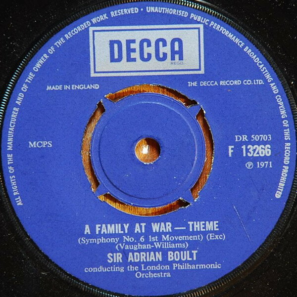 ・アーティスト Sir Adrian Boult Conducting The London Philharmonic Orchestra ・タイトル A Family At War - Theme ・レーベル・型番 Decca F13266 ・フォーマット 7インチレコード ・コンディション(盤) 良い (VG+) ・コンディション(ジャケット) プレインカバー（元ジャケット／カバー無し） ・コンディション(帯) オビなし ・特記事項 【カバー折れ/しわ】【盤汚れ】【盤に小さいキズ】 サンプル画像です。実際の商品の画像ではありません 商品写真はバーコード/カタログ番号に対応したサンプル画像ですので、お送りする商品の画像ではありません。帯やライナーなどの付属品は、特記事項に記載されている場合のみ含まれます。プロモやカラーレコードなどの仕様についても、該当する場合のみ特記事項に記載しています。 【ご購入前に必ずご確認ください】 ・本店サイト(www.recordcity.jp)とは価格、送料が違います ・本店サイト、その他支店のオーダーとは同梱発送できません ・注文確定後に別の注文を頂いた場合、注文同士の同梱は致しかねます。 ・別倉庫から発送しているため、店頭受け渡しは対応しておりません ・一部商品は他の通販サイトでも販売しているため、ご注文のタイミングによっては商品のご用意ができない場合がございます。 ・土日祝日はお休みです 金曜・祝前日9時以降のご連絡またはご入金は、返答または発送が週明け・祝日明けに順次対応となります。 ・ご購入後のキャンセル不可 ご購入後のキャンセルはいかなる理由においてもお受けできません。ご了承の上、ご購入くださいませ。 ・日本郵便(ゆうパック/ゆうメール)によるお届けになります。 ・中古品であることをご理解ください 当ストアでは中古商品を主に販売しております。中古品であることをご理解の上ご購入ください。また、一部商品はRecordCityオンラインストアで試聴可能です。 ・返品について お客様のご都合による返品は一切承っておりません。 表記の内容と実際の商品に相違がある場合、また針飛び等で返品・返金をご希望される場合は、商品の到着後1週間以内にご連絡ください。商品の返送をこちらで確認後、キャンセル・返金を行います。 コンディションVG以下の商品は返品できません。プレイに影響のない表面のこすれ傷、プレス起因のノイズ盤は返品の対象外です。 【コンディション表記】 ・ほぼ新品(M-)(Like New) 完全な新品。未使用。当店ではほぼ使用しません ・非常に良い(EX)(Excellent) 中古盤として美品な状態。わずかな経年を感じるものの傷みを感じさせない、当店基準で最高の状態 ・良い(VG+)(Very Good Plus) 丁寧に扱われた中古品で、軽い使用感がみられる。 ・可(VG)(Acceptable) 使い込まれた中古品で、「良い」よりもさらに使用感がみられる。 ・悪い(VG-)(Bad) 状態が悪いアイテム。使用の保障はなく、再生不可、針飛び、目立つノイズがあるかもしれない。状態によるクレーム不可。返品不可。 ・非常に悪い(G)(Very Bad) 「悪い」よりさらに状態が悪いアイテム。使用の保障はなく、再生不可、針飛び、目立つノイズがあるかもしれない。状態によるクレーム不可。返品不可。 ・ジャンク(Fair)(Junk/Fair) 割れている、反っている、水ダメージがある、カビ、ジャケットが分離している、ひどい書き込み、ひどい擦れなど最低の状態。使用の保障はなく、再生不可、針飛び、目立つノイズがあるかもしれない。状態によるクレーム不可。返品不可。 ・ジャンク(Poor)(Junk/Poor) 割れている、反っている、水ダメージがある、カビ、ジャケットが分離している、ひどい書き込み、ひどい擦れなど最低の状態。使用の保障はなく、再生不可、針飛び、目立つノイズがあるかもしれない。状態によるクレーム不可。返品不可。