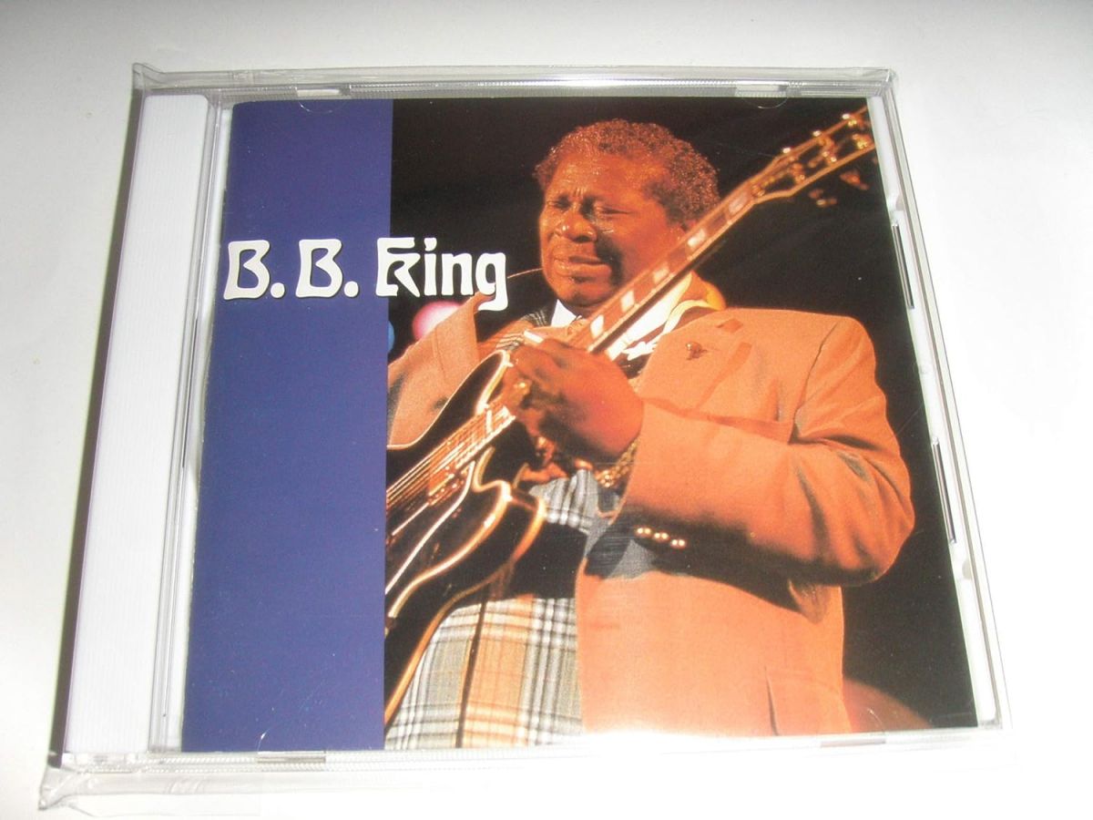 ・アーティスト B.B. King ・タイトル B.B.キング ・レーベル・型番 ・フォーマット CD ・コンディション(盤) 可 (VG) ・コンディション(ジャケット) ・コンディション(帯) オビなし ・特記事項 【ケース変色】【ケース擦れ】【ケース連結部破損】 サンプル画像です。実際の商品の画像ではありません 商品写真はバーコード/カタログ番号に対応したサンプル画像ですので、お送りする商品の画像ではありません。帯やライナーなどの付属品は、特記事項に記載されている場合のみ含まれます。プロモやカラーレコードなどの仕様についても、該当する場合のみ特記事項に記載しています。 【ご購入前に必ずご確認ください】 ・本店サイト(www.recordcity.jp)とは価格、送料が違います ・本店サイト、その他支店のオーダーとは同梱発送できません ・注文確定後に別の注文を頂いた場合、注文同士の同梱は致しかねます。 ・別倉庫から発送しているため、店頭受け渡しは対応しておりません ・一部商品は他の通販サイトでも販売しているため、ご注文のタイミングによっては商品のご用意ができない場合がございます。 ・土日祝日はお休みです 金曜・祝前日9時以降のご連絡またはご入金は、返答または発送が週明け・祝日明けに順次対応となります。 ・ご購入後のキャンセル不可 ご購入後のキャンセルはいかなる理由においてもお受けできません。ご了承の上、ご購入くださいませ。 ・日本郵便(ゆうパック/ゆうメール)によるお届けになります。 ・中古品であることをご理解ください 当ストアでは中古商品を主に販売しております。中古品であることをご理解の上ご購入ください。また、一部商品はRecordCityオンラインストアで試聴可能です。 ・返品について お客様のご都合による返品は一切承っておりません。 表記の内容と実際の商品に相違がある場合、また針飛び等で返品・返金をご希望される場合は、商品の到着後1週間以内にご連絡ください。商品の返送をこちらで確認後、キャンセル・返金を行います。 コンディションVG以下の商品は返品できません。プレイに影響のない表面のこすれ傷、プレス起因のノイズ盤は返品の対象外です。 【コンディション表記】 ・ほぼ新品(M-)(Like New) 完全な新品。未使用。当店ではほぼ使用しません ・非常に良い(EX)(Excellent) 中古盤として美品な状態。わずかな経年を感じるものの傷みを感じさせない、当店基準で最高の状態 ・良い(VG+)(Very Good Plus) 丁寧に扱われた中古品で、軽い使用感がみられる。 ・可(VG)(Acceptable) 使い込まれた中古品で、「良い」よりもさらに使用感がみられる。 ・悪い(VG-)(Bad) 状態が悪いアイテム。使用の保障はなく、再生不可、針飛び、目立つノイズがあるかもしれない。状態によるクレーム不可。返品不可。 ・非常に悪い(G)(Very Bad) 「悪い」よりさらに状態が悪いアイテム。使用の保障はなく、再生不可、針飛び、目立つノイズがあるかもしれない。状態によるクレーム不可。返品不可。 ・ジャンク(Fair)(Junk/Fair) 割れている、反っている、水ダメージがある、カビ、ジャケットが分離している、ひどい書き込み、ひどい擦れなど最低の状態。使用の保障はなく、再生不可、針飛び、目立つノイズがあるかもしれない。状態によるクレーム不可。返品不可。 ・ジャンク(Poor)(Junk/Poor) 割れている、反っている、水ダメージがある、カビ、ジャケットが分離している、ひどい書き込み、ひどい擦れなど最低の状態。使用の保障はなく、再生不可、針飛び、目立つノイズがあるかもしれない。状態によるクレーム不可。返品不可。
