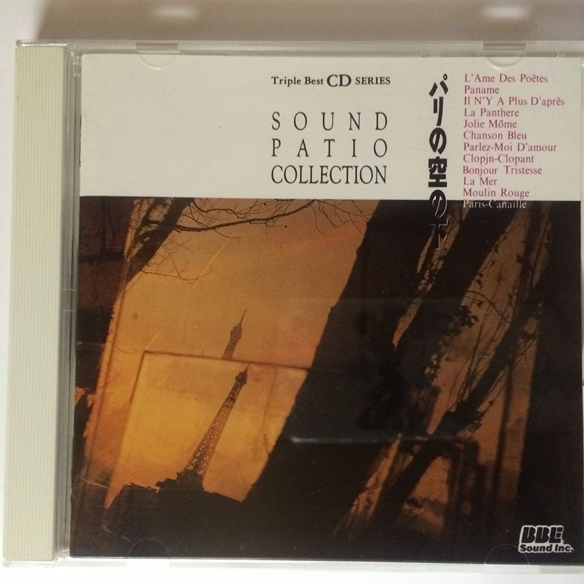 ・アーティスト ジュリエット・グレコ ・タイトル パリの空の下 ・レーベル・型番 ・フォーマット CD ・コンディション(盤) 良い (VG+) ・コンディション(ジャケット) ・コンディション(帯) オビなし ・特記事項 【盤に小さいキズ】【ケースキズ】 サンプル画像です。実際の商品の画像ではありません 商品写真はバーコード/カタログ番号に対応したサンプル画像ですので、お送りする商品の画像ではありません。帯やライナーなどの付属品は、特記事項に記載されている場合のみ含まれます。プロモやカラーレコードなどの仕様についても、該当する場合のみ特記事項に記載しています。 【ご購入前に必ずご確認ください】 ・本店サイト(www.recordcity.jp)とは価格、送料が違います ・本店サイト、その他支店のオーダーとは同梱発送できません ・注文確定後に別の注文を頂いた場合、注文同士の同梱は致しかねます。 ・別倉庫から発送しているため、店頭受け渡しは対応しておりません ・一部商品は他の通販サイトでも販売しているため、ご注文のタイミングによっては商品のご用意ができない場合がございます。 ・土日祝日はお休みです 金曜・祝前日9時以降のご連絡またはご入金は、返答または発送が週明け・祝日明けに順次対応となります。 ・ご購入後のキャンセル不可 ご購入後のキャンセルはいかなる理由においてもお受けできません。ご了承の上、ご購入くださいませ。 ・日本郵便(ゆうパック/ゆうメール)によるお届けになります。 ・中古品であることをご理解ください 当ストアでは中古商品を主に販売しております。中古品であることをご理解の上ご購入ください。また、一部商品はRecordCityオンラインストアで試聴可能です。 ・返品について お客様のご都合による返品は一切承っておりません。 表記の内容と実際の商品に相違がある場合、また針飛び等で返品・返金をご希望される場合は、商品の到着後1週間以内にご連絡ください。商品の返送をこちらで確認後、キャンセル・返金を行います。 コンディションVG以下の商品は返品できません。プレイに影響のない表面のこすれ傷、プレス起因のノイズ盤は返品の対象外です。 【コンディション表記】 ・ほぼ新品(M-)(Like New) 完全な新品。未使用。当店ではほぼ使用しません ・非常に良い(EX)(Excellent) 中古盤として美品な状態。わずかな経年を感じるものの傷みを感じさせない、当店基準で最高の状態 ・良い(VG+)(Very Good Plus) 丁寧に扱われた中古品で、軽い使用感がみられる。 ・可(VG)(Acceptable) 使い込まれた中古品で、「良い」よりもさらに使用感がみられる。 ・悪い(VG-)(Bad) 状態が悪いアイテム。使用の保障はなく、再生不可、針飛び、目立つノイズがあるかもしれない。状態によるクレーム不可。返品不可。 ・非常に悪い(G)(Very Bad) 「悪い」よりさらに状態が悪いアイテム。使用の保障はなく、再生不可、針飛び、目立つノイズがあるかもしれない。状態によるクレーム不可。返品不可。 ・ジャンク(Fair)(Junk/Fair) 割れている、反っている、水ダメージがある、カビ、ジャケットが分離している、ひどい書き込み、ひどい擦れなど最低の状態。使用の保障はなく、再生不可、針飛び、目立つノイズがあるかもしれない。状態によるクレーム不可。返品不可。 ・ジャンク(Poor)(Junk/Poor) 割れている、反っている、水ダメージがある、カビ、ジャケットが分離している、ひどい書き込み、ひどい擦れなど最低の状態。使用の保障はなく、再生不可、針飛び、目立つノイズがあるかもしれない。状態によるクレーム不可。返品不可。