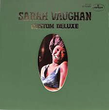 ・アーティスト Sarah Vaughan ・タイトル Sarah Vaughan Custom Deluxe ・レーベル・型番 MERCURY FD23 ・フォーマット LPレコード ・コンディション(盤) 良い (VG+) ・コンディション(ジャケット) 良い (VG+) ・コンディション(帯) オビなし ・特記事項 【ライナー付き】 【盤に目立った跡】【カバー角折れ】 サンプル画像です。実際の商品の画像ではありません 商品写真はバーコード/カタログ番号に対応したサンプル画像ですので、お送りする商品の画像ではありません。帯やライナーなどの付属品は、特記事項に記載されている場合のみ含まれます。プロモやカラーレコードなどの仕様についても、該当する場合のみ特記事項に記載しています。 【ご購入前に必ずご確認ください】 ・本店サイト(www.recordcity.jp)とは価格、送料が違います ・本店サイト、その他支店のオーダーとは同梱発送できません ・注文確定後に別の注文を頂いた場合、注文同士の同梱は致しかねます。 ・別倉庫から発送しているため、店頭受け渡しは対応しておりません ・一部商品は他の通販サイトでも販売しているため、ご注文のタイミングによっては商品のご用意ができない場合がございます。 ・土日祝日はお休みです 金曜・祝前日9時以降のご連絡またはご入金は、返答または発送が週明け・祝日明けに順次対応となります。 ・ご購入後のキャンセル不可 ご購入後のキャンセルはいかなる理由においてもお受けできません。ご了承の上、ご購入くださいませ。 ・日本郵便(ゆうパック/ゆうメール)によるお届けになります。 ・中古品であることをご理解ください 当ストアでは中古商品を主に販売しております。中古品であることをご理解の上ご購入ください。また、一部商品はRecordCityオンラインストアで試聴可能です。 ・返品について お客様のご都合による返品は一切承っておりません。 表記の内容と実際の商品に相違がある場合、また針飛び等で返品・返金をご希望される場合は、商品の到着後1週間以内にご連絡ください。商品の返送をこちらで確認後、キャンセル・返金を行います。 コンディションVG以下の商品は返品できません。プレイに影響のない表面のこすれ傷、プレス起因のノイズ盤は返品の対象外です。 【コンディション表記】 ・ほぼ新品(M-)(Like New) 完全な新品。未使用。当店ではほぼ使用しません ・非常に良い(EX)(Excellent) 中古盤として美品な状態。わずかな経年を感じるものの傷みを感じさせない、当店基準で最高の状態 ・良い(VG+)(Very Good Plus) 丁寧に扱われた中古品で、軽い使用感がみられる。 ・可(VG)(Acceptable) 使い込まれた中古品で、「良い」よりもさらに使用感がみられる。 ・悪い(VG-)(Bad) 状態が悪いアイテム。使用の保障はなく、再生不可、針飛び、目立つノイズがあるかもしれない。状態によるクレーム不可。返品不可。 ・非常に悪い(G)(Very Bad) 「悪い」よりさらに状態が悪いアイテム。使用の保障はなく、再生不可、針飛び、目立つノイズがあるかもしれない。状態によるクレーム不可。返品不可。 ・ジャンク(Fair)(Junk/Fair) 割れている、反っている、水ダメージがある、カビ、ジャケットが分離している、ひどい書き込み、ひどい擦れなど最低の状態。使用の保障はなく、再生不可、針飛び、目立つノイズがあるかもしれない。状態によるクレーム不可。返品不可。 ・ジャンク(Poor)(Junk/Poor) 割れている、反っている、水ダメージがある、カビ、ジャケットが分離している、ひどい書き込み、ひどい擦れなど最低の状態。使用の保障はなく、再生不可、針飛び、目立つノイズがあるかもしれない。状態によるクレーム不可。返品不可。