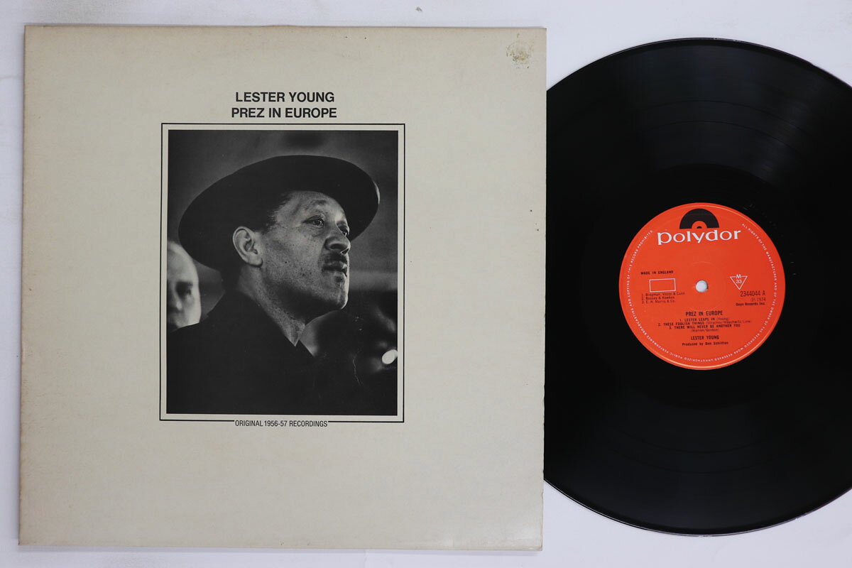 ・アーティスト Lester Young ・タイトル Prez In Europe ・レーベル・型番 POLYDOR 2344044 ・フォーマット LPレコード ・コンディション(盤) 良い (VG+) ・コンディション(ジャケット) 良い (VG+) ・コンディション(帯) オビなし ・特記事項 実際に発送される商品の画像です 【ご購入前に必ずご確認ください】 ・本店サイト(www.recordcity.jp)とは価格、送料が違います ・本店サイト、その他支店のオーダーとは同梱発送できません ・注文確定後に別の注文を頂いた場合、注文同士の同梱は致しかねます。 ・別倉庫から発送しているため、店頭受け渡しは対応しておりません ・一部商品は他の通販サイトでも販売しているため、ご注文のタイミングによっては商品のご用意ができない場合がございます。 ・土日祝日はお休みです 金曜・祝前日9時以降のご連絡またはご入金は、返答または発送が週明け・祝日明けに順次対応となります。 ・ご購入後のキャンセル不可 ご購入後のキャンセルはいかなる理由においてもお受けできません。ご了承の上、ご購入くださいませ。 ・日本郵便(ゆうパック/ゆうメール)によるお届けになります。 ・中古品であることをご理解ください 当ストアでは中古商品を主に販売しております。中古品であることをご理解の上ご購入ください。また、一部商品はRecordCityオンラインストアで試聴可能です。 ・返品について お客様のご都合による返品は一切承っておりません。 表記の内容と実際の商品に相違がある場合、また針飛び等で返品・返金をご希望される場合は、商品の到着後1週間以内にご連絡ください。商品の返送をこちらで確認後、キャンセル・返金を行います。 コンディションVG以下の商品は返品できません。プレイに影響のない表面のこすれ傷、プレス起因のノイズ盤は返品の対象外です。 【コンディション表記】 ・ほぼ新品(M-)(Like New) 完全な新品。未使用。当店ではほぼ使用しません ・非常に良い(EX)(Excellent) 中古盤として美品な状態。わずかな経年を感じるものの傷みを感じさせない、当店基準で最高の状態 ・良い(VG+)(Very Good Plus) 丁寧に扱われた中古品で、軽い使用感がみられる。 ・可(VG)(Acceptable) 使い込まれた中古品で、「良い」よりもさらに使用感がみられる。 ・悪い(VG-)(Bad) 状態が悪いアイテム。使用の保障はなく、再生不可、針飛び、目立つノイズがあるかもしれない。状態によるクレーム不可。返品不可。 ・非常に悪い(G)(Very Bad) 「悪い」よりさらに状態が悪いアイテム。使用の保障はなく、再生不可、針飛び、目立つノイズがあるかもしれない。状態によるクレーム不可。返品不可。 ・ジャンク(Fair)(Junk/Fair) 割れている、反っている、水ダメージがある、カビ、ジャケットが分離している、ひどい書き込み、ひどい擦れなど最低の状態。使用の保障はなく、再生不可、針飛び、目立つノイズがあるかもしれない。状態によるクレーム不可。返品不可。 ・ジャンク(Poor)(Junk/Poor) 割れている、反っている、水ダメージがある、カビ、ジャケットが分離している、ひどい書き込み、ひどい擦れなど最低の状態。使用の保障はなく、再生不可、針飛び、目立つノイズがあるかもしれない。状態によるクレーム不可。返品不可。