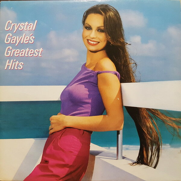 ・アーティスト Crystal Gayle ・タイトル Crystal Gayle's Greatest Hits ・レーベル・型番 Columbia FC38803 ・フォーマット LPレコード ・コンディション(盤) 良い (VG+) ・コンディション(ジャケット) 良い (VG+) ・コンディション(帯) オビなし ・特記事項 サンプル画像です。実際の商品の画像ではありません 商品写真はバーコード/カタログ番号に対応したサンプル画像ですので、お送りする商品の画像ではありません。帯やライナーなどの付属品は、特記事項に記載されている場合のみ含まれます。プロモやカラーレコードなどの仕様についても、該当する場合のみ特記事項に記載しています。 【ご購入前に必ずご確認ください】 ・本店サイト(www.recordcity.jp)とは価格、送料が違います ・本店サイト、その他支店のオーダーとは同梱発送できません ・注文確定後に別の注文を頂いた場合、注文同士の同梱は致しかねます。 ・別倉庫から発送しているため、店頭受け渡しは対応しておりません ・一部商品は他の通販サイトでも販売しているため、ご注文のタイミングによっては商品のご用意ができない場合がございます。 ・土日祝日はお休みです 金曜・祝前日9時以降のご連絡またはご入金は、返答または発送が週明け・祝日明けに順次対応となります。 ・ご購入後のキャンセル不可 ご購入後のキャンセルはいかなる理由においてもお受けできません。ご了承の上、ご購入くださいませ。 ・日本郵便(ゆうパック/ゆうメール)によるお届けになります。 ・中古品であることをご理解ください 当ストアでは中古商品を主に販売しております。中古品であることをご理解の上ご購入ください。また、一部商品はRecordCityオンラインストアで試聴可能です。 ・返品について お客様のご都合による返品は一切承っておりません。 表記の内容と実際の商品に相違がある場合、また針飛び等で返品・返金をご希望される場合は、商品の到着後1週間以内にご連絡ください。商品の返送をこちらで確認後、キャンセル・返金を行います。 コンディションVG以下の商品は返品できません。プレイに影響のない表面のこすれ傷、プレス起因のノイズ盤は返品の対象外です。 【コンディション表記】 ・ほぼ新品(M-)(Like New) 完全な新品。未使用。当店ではほぼ使用しません ・非常に良い(EX)(Excellent) 中古盤として美品な状態。わずかな経年を感じるものの傷みを感じさせない、当店基準で最高の状態 ・良い(VG+)(Very Good Plus) 丁寧に扱われた中古品で、軽い使用感がみられる。 ・可(VG)(Acceptable) 使い込まれた中古品で、「良い」よりもさらに使用感がみられる。 ・悪い(VG-)(Bad) 状態が悪いアイテム。使用の保障はなく、再生不可、針飛び、目立つノイズがあるかもしれない。状態によるクレーム不可。返品不可。 ・非常に悪い(G)(Very Bad) 「悪い」よりさらに状態が悪いアイテム。使用の保障はなく、再生不可、針飛び、目立つノイズがあるかもしれない。状態によるクレーム不可。返品不可。 ・ジャンク(Fair)(Junk/Fair) 割れている、反っている、水ダメージがある、カビ、ジャケットが分離している、ひどい書き込み、ひどい擦れなど最低の状態。使用の保障はなく、再生不可、針飛び、目立つノイズがあるかもしれない。状態によるクレーム不可。返品不可。 ・ジャンク(Poor)(Junk/Poor) 割れている、反っている、水ダメージがある、カビ、ジャケットが分離している、ひどい書き込み、ひどい擦れなど最低の状態。使用の保障はなく、再生不可、針飛び、目立つノイズがあるかもしれない。状態によるクレーム不可。返品不可。