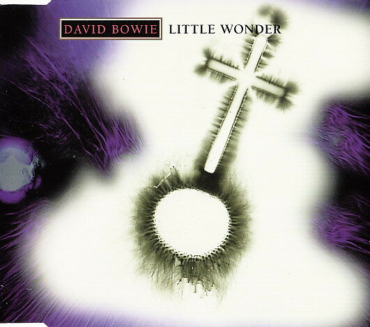 ・アーティスト David Bowie ・タイトル Little Wonder ・レーベル・型番 RCA 74321452072 ・フォーマット CD ・コンディション(盤) 良い (VG+) ・コンディション(ジャケット) ・コンディション(帯) オビなし ・特記事項 【盤に小さいキズ】【ケース擦れ】 サンプル画像です。実際の商品の画像ではありません 商品写真はバーコード/カタログ番号に対応したサンプル画像ですので、お送りする商品の画像ではありません。帯やライナーなどの付属品は、特記事項に記載されている場合のみ含まれます。プロモやカラーレコードなどの仕様についても、該当する場合のみ特記事項に記載しています。 【ご購入前に必ずご確認ください】 ・本店サイト(www.recordcity.jp)とは価格、送料が違います ・本店サイト、その他支店のオーダーとは同梱発送できません ・注文確定後に別の注文を頂いた場合、注文同士の同梱は致しかねます。 ・別倉庫から発送しているため、店頭受け渡しは対応しておりません ・一部商品は他の通販サイトでも販売しているため、ご注文のタイミングによっては商品のご用意ができない場合がございます。 ・土日祝日はお休みです 金曜・祝前日9時以降のご連絡またはご入金は、返答または発送が週明け・祝日明けに順次対応となります。 ・ご購入後のキャンセル不可 ご購入後のキャンセルはいかなる理由においてもお受けできません。ご了承の上、ご購入くださいませ。 ・日本郵便(ゆうパック/ゆうメール)によるお届けになります。 ・中古品であることをご理解ください 当ストアでは中古商品を主に販売しております。中古品であることをご理解の上ご購入ください。また、一部商品はRecordCityオンラインストアで試聴可能です。 ・返品について お客様のご都合による返品は一切承っておりません。 表記の内容と実際の商品に相違がある場合、また針飛び等で返品・返金をご希望される場合は、商品の到着後1週間以内にご連絡ください。商品の返送をこちらで確認後、キャンセル・返金を行います。 コンディションVG以下の商品は返品できません。プレイに影響のない表面のこすれ傷、プレス起因のノイズ盤は返品の対象外です。 【コンディション表記】 ・ほぼ新品(M-)(Like New) 完全な新品。未使用。当店ではほぼ使用しません ・非常に良い(EX)(Excellent) 中古盤として美品な状態。わずかな経年を感じるものの傷みを感じさせない、当店基準で最高の状態 ・良い(VG+)(Very Good Plus) 丁寧に扱われた中古品で、軽い使用感がみられる。 ・可(VG)(Acceptable) 使い込まれた中古品で、「良い」よりもさらに使用感がみられる。 ・悪い(VG-)(Bad) 状態が悪いアイテム。使用の保障はなく、再生不可、針飛び、目立つノイズがあるかもしれない。状態によるクレーム不可。返品不可。 ・非常に悪い(G)(Very Bad) 「悪い」よりさらに状態が悪いアイテム。使用の保障はなく、再生不可、針飛び、目立つノイズがあるかもしれない。状態によるクレーム不可。返品不可。 ・ジャンク(Fair)(Junk/Fair) 割れている、反っている、水ダメージがある、カビ、ジャケットが分離している、ひどい書き込み、ひどい擦れなど最低の状態。使用の保障はなく、再生不可、針飛び、目立つノイズがあるかもしれない。状態によるクレーム不可。返品不可。 ・ジャンク(Poor)(Junk/Poor) 割れている、反っている、水ダメージがある、カビ、ジャケットが分離している、ひどい書き込み、ひどい擦れなど最低の状態。使用の保障はなく、再生不可、針飛び、目立つノイズがあるかもしれない。状態によるクレーム不可。返品不可。