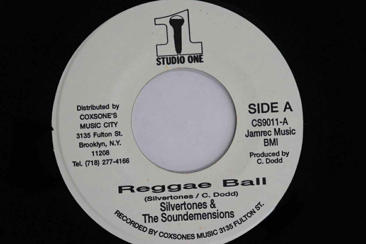 ・アーティスト Silvertones, Sound Dimension ・タイトル Reggae Ball ・レーベル・型番 STUDIO ONE CS9011 ・フォーマット 7インチレコード ・コンディション(盤) 良い (VG+) ・コンディション(ジャケット) プレインカバー（元ジャケット／カバー無し） ・コンディション(帯) オビなし ・特記事項 【盤に短いヘアライン】 実際に発送される商品の画像です 【ご購入前に必ずご確認ください】 ・本店サイト(www.recordcity.jp)とは価格、送料が違います ・本店サイト、その他支店のオーダーとは同梱発送できません ・注文確定後に別の注文を頂いた場合、注文同士の同梱は致しかねます。 ・別倉庫から発送しているため、店頭受け渡しは対応しておりません ・一部商品は他の通販サイトでも販売しているため、ご注文のタイミングによっては商品のご用意ができない場合がございます。 ・土日祝日はお休みです 金曜・祝前日9時以降のご連絡またはご入金は、返答または発送が週明け・祝日明けに順次対応となります。 ・ご購入後のキャンセル不可 ご購入後のキャンセルはいかなる理由においてもお受けできません。ご了承の上、ご購入くださいませ。 ・日本郵便(ゆうパック/ゆうメール)によるお届けになります。 ・中古品であることをご理解ください 当ストアでは中古商品を主に販売しております。中古品であることをご理解の上ご購入ください。また、一部商品はRecordCityオンラインストアで試聴可能です。 ・返品について お客様のご都合による返品は一切承っておりません。 表記の内容と実際の商品に相違がある場合、また針飛び等で返品・返金をご希望される場合は、商品の到着後1週間以内にご連絡ください。商品の返送をこちらで確認後、キャンセル・返金を行います。 コンディションVG以下の商品は返品できません。プレイに影響のない表面のこすれ傷、プレス起因のノイズ盤は返品の対象外です。 【コンディション表記】 ・ほぼ新品(M-)(Like New) 完全な新品。未使用。当店ではほぼ使用しません ・非常に良い(EX)(Excellent) 中古盤として美品な状態。わずかな経年を感じるものの傷みを感じさせない、当店基準で最高の状態 ・良い(VG+)(Very Good Plus) 丁寧に扱われた中古品で、軽い使用感がみられる。 ・可(VG)(Acceptable) 使い込まれた中古品で、「良い」よりもさらに使用感がみられる。 ・悪い(VG-)(Bad) 状態が悪いアイテム。使用の保障はなく、再生不可、針飛び、目立つノイズがあるかもしれない。状態によるクレーム不可。返品不可。 ・非常に悪い(G)(Very Bad) 「悪い」よりさらに状態が悪いアイテム。使用の保障はなく、再生不可、針飛び、目立つノイズがあるかもしれない。状態によるクレーム不可。返品不可。 ・ジャンク(Fair)(Junk/Fair) 割れている、反っている、水ダメージがある、カビ、ジャケットが分離している、ひどい書き込み、ひどい擦れなど最低の状態。使用の保障はなく、再生不可、針飛び、目立つノイズがあるかもしれない。状態によるクレーム不可。返品不可。 ・ジャンク(Poor)(Junk/Poor) 割れている、反っている、水ダメージがある、カビ、ジャケットが分離している、ひどい書き込み、ひどい擦れなど最低の状態。使用の保障はなく、再生不可、針飛び、目立つノイズがあるかもしれない。状態によるクレーム不可。返品不可。