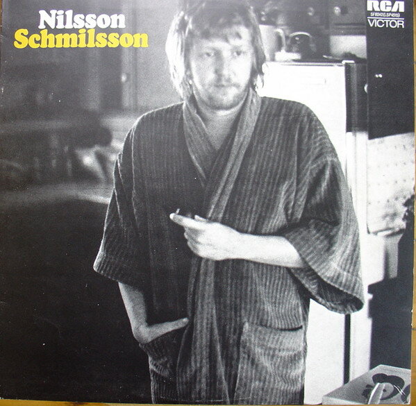 ・アーティスト Harry Nilsson ・タイトル Nilsson Schmilsson ・レーベル・型番 RCA Victor SF8242 ・フォーマット LPレコード ・コンディション(盤) 良い (VG+) ・コンディション(ジャケット) 可 (VG) ・コンディション(帯) オビなし ・特記事項 【カバー汚れ】【カバーにキズ/ダメージ】【盤に目立った跡】 サンプル画像です。実際の商品の画像ではありません 商品写真はバーコード/カタログ番号に対応したサンプル画像ですので、お送りする商品の画像ではありません。帯やライナーなどの付属品は、特記事項に記載されている場合のみ含まれます。プロモやカラーレコードなどの仕様についても、該当する場合のみ特記事項に記載しています。 【ご購入前に必ずご確認ください】 ・本店サイト(www.recordcity.jp)とは価格、送料が違います ・本店サイト、その他支店のオーダーとは同梱発送できません ・注文確定後に別の注文を頂いた場合、注文同士の同梱は致しかねます。 ・別倉庫から発送しているため、店頭受け渡しは対応しておりません ・一部商品は他の通販サイトでも販売しているため、ご注文のタイミングによっては商品のご用意ができない場合がございます。 ・土日祝日はお休みです 金曜・祝前日9時以降のご連絡またはご入金は、返答または発送が週明け・祝日明けに順次対応となります。 ・ご購入後のキャンセル不可 ご購入後のキャンセルはいかなる理由においてもお受けできません。ご了承の上、ご購入くださいませ。 ・日本郵便(ゆうパック/ゆうメール)によるお届けになります。 ・中古品であることをご理解ください 当ストアでは中古商品を主に販売しております。中古品であることをご理解の上ご購入ください。また、一部商品はRecordCityオンラインストアで試聴可能です。 ・返品について お客様のご都合による返品は一切承っておりません。 表記の内容と実際の商品に相違がある場合、また針飛び等で返品・返金をご希望される場合は、商品の到着後1週間以内にご連絡ください。商品の返送をこちらで確認後、キャンセル・返金を行います。 コンディションVG以下の商品は返品できません。プレイに影響のない表面のこすれ傷、プレス起因のノイズ盤は返品の対象外です。 【コンディション表記】 ・ほぼ新品(M-)(Like New) 完全な新品。未使用。当店ではほぼ使用しません ・非常に良い(EX)(Excellent) 中古盤として美品な状態。わずかな経年を感じるものの傷みを感じさせない、当店基準で最高の状態 ・良い(VG+)(Very Good Plus) 丁寧に扱われた中古品で、軽い使用感がみられる。 ・可(VG)(Acceptable) 使い込まれた中古品で、「良い」よりもさらに使用感がみられる。 ・悪い(VG-)(Bad) 状態が悪いアイテム。使用の保障はなく、再生不可、針飛び、目立つノイズがあるかもしれない。状態によるクレーム不可。返品不可。 ・非常に悪い(G)(Very Bad) 「悪い」よりさらに状態が悪いアイテム。使用の保障はなく、再生不可、針飛び、目立つノイズがあるかもしれない。状態によるクレーム不可。返品不可。 ・ジャンク(Fair)(Junk/Fair) 割れている、反っている、水ダメージがある、カビ、ジャケットが分離している、ひどい書き込み、ひどい擦れなど最低の状態。使用の保障はなく、再生不可、針飛び、目立つノイズがあるかもしれない。状態によるクレーム不可。返品不可。 ・ジャンク(Poor)(Junk/Poor) 割れている、反っている、水ダメージがある、カビ、ジャケットが分離している、ひどい書き込み、ひどい擦れなど最低の状態。使用の保障はなく、再生不可、針飛び、目立つノイズがあるかもしれない。状態によるクレーム不可。返品不可。