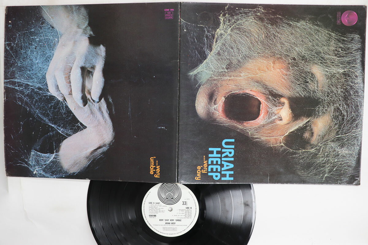 ・アーティスト Uriah Heep ・タイトル Very Eavy Very Umble ・レーベル・型番 VERTIGO 6360006 ・フォーマット LPレコード ・コンディション(盤) 可 (VG) ・コンディション(ジャケット) 良い (VG+) ・コンディション(帯) オビなし ・特記事項 【盤曇り】 実際に発送される商品の画像です 【ご購入前に必ずご確認ください】 ・本店サイト(www.recordcity.jp)とは価格、送料が違います ・本店サイト、その他支店のオーダーとは同梱発送できません ・注文確定後に別の注文を頂いた場合、注文同士の同梱は致しかねます。 ・別倉庫から発送しているため、店頭受け渡しは対応しておりません ・一部商品は他の通販サイトでも販売しているため、ご注文のタイミングによっては商品のご用意ができない場合がございます。 ・土日祝日はお休みです 金曜・祝前日9時以降のご連絡またはご入金は、返答または発送が週明け・祝日明けに順次対応となります。 ・ご購入後のキャンセル不可 ご購入後のキャンセルはいかなる理由においてもお受けできません。ご了承の上、ご購入くださいませ。 ・日本郵便(ゆうパック/ゆうメール)によるお届けになります。 ・中古品であることをご理解ください 当ストアでは中古商品を主に販売しております。中古品であることをご理解の上ご購入ください。また、一部商品はRecordCityオンラインストアで試聴可能です。 ・返品について お客様のご都合による返品は一切承っておりません。 表記の内容と実際の商品に相違がある場合、また針飛び等で返品・返金をご希望される場合は、商品の到着後1週間以内にご連絡ください。商品の返送をこちらで確認後、キャンセル・返金を行います。 コンディションVG以下の商品は返品できません。プレイに影響のない表面のこすれ傷、プレス起因のノイズ盤は返品の対象外です。 【コンディション表記】 ・ほぼ新品(M-)(Like New) 完全な新品。未使用。当店ではほぼ使用しません ・非常に良い(EX)(Excellent) 中古盤として美品な状態。わずかな経年を感じるものの傷みを感じさせない、当店基準で最高の状態 ・良い(VG+)(Very Good Plus) 丁寧に扱われた中古品で、軽い使用感がみられる。 ・可(VG)(Acceptable) 使い込まれた中古品で、「良い」よりもさらに使用感がみられる。 ・悪い(VG-)(Bad) 状態が悪いアイテム。使用の保障はなく、再生不可、針飛び、目立つノイズがあるかもしれない。状態によるクレーム不可。返品不可。 ・非常に悪い(G)(Very Bad) 「悪い」よりさらに状態が悪いアイテム。使用の保障はなく、再生不可、針飛び、目立つノイズがあるかもしれない。状態によるクレーム不可。返品不可。 ・ジャンク(Fair)(Junk/Fair) 割れている、反っている、水ダメージがある、カビ、ジャケットが分離している、ひどい書き込み、ひどい擦れなど最低の状態。使用の保障はなく、再生不可、針飛び、目立つノイズがあるかもしれない。状態によるクレーム不可。返品不可。 ・ジャンク(Poor)(Junk/Poor) 割れている、反っている、水ダメージがある、カビ、ジャケットが分離している、ひどい書き込み、ひどい擦れなど最低の状態。使用の保障はなく、再生不可、針飛び、目立つノイズがあるかもしれない。状態によるクレーム不可。返品不可。