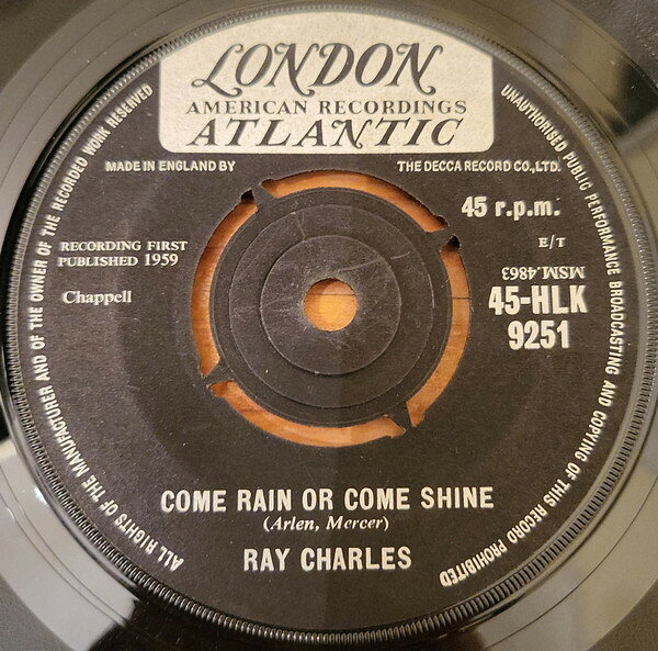 ・アーティスト Ray Charles ・タイトル Come Rain Or Come Shine ・レーベル・型番 London Records, London American Recordings, London Atlantic 45HLK9251 ・フォーマット 7インチレコード ・コンディション(盤) 可 (VG) ・コンディション(ジャケット) プレインカバー（元ジャケット／カバー無し） ・コンディション(帯) オビなし ・特記事項 【盤に目立った跡】【インナースリーブ破れ】 サンプル画像です。実際の商品の画像ではありません 商品写真はバーコード/カタログ番号に対応したサンプル画像ですので、お送りする商品の画像ではありません。帯やライナーなどの付属品は、特記事項に記載されている場合のみ含まれます。プロモやカラーレコードなどの仕様についても、該当する場合のみ特記事項に記載しています。 【ご購入前に必ずご確認ください】 ・本店サイト(www.recordcity.jp)とは価格、送料が違います ・本店サイト、その他支店のオーダーとは同梱発送できません ・注文確定後に別の注文を頂いた場合、注文同士の同梱は致しかねます。 ・別倉庫から発送しているため、店頭受け渡しは対応しておりません ・一部商品は他の通販サイトでも販売しているため、ご注文のタイミングによっては商品のご用意ができない場合がございます。 ・土日祝日はお休みです 金曜・祝前日9時以降のご連絡またはご入金は、返答または発送が週明け・祝日明けに順次対応となります。 ・ご購入後のキャンセル不可 ご購入後のキャンセルはいかなる理由においてもお受けできません。ご了承の上、ご購入くださいませ。 ・日本郵便(ゆうパック/ゆうメール)によるお届けになります。 ・中古品であることをご理解ください 当ストアでは中古商品を主に販売しております。中古品であることをご理解の上ご購入ください。また、一部商品はRecordCityオンラインストアで試聴可能です。 ・返品について お客様のご都合による返品は一切承っておりません。 表記の内容と実際の商品に相違がある場合、また針飛び等で返品・返金をご希望される場合は、商品の到着後1週間以内にご連絡ください。商品の返送をこちらで確認後、キャンセル・返金を行います。 コンディションVG以下の商品は返品できません。プレイに影響のない表面のこすれ傷、プレス起因のノイズ盤は返品の対象外です。 【コンディション表記】 ・ほぼ新品(M-)(Like New) 完全な新品。未使用。当店ではほぼ使用しません ・非常に良い(EX)(Excellent) 中古盤として美品な状態。わずかな経年を感じるものの傷みを感じさせない、当店基準で最高の状態 ・良い(VG+)(Very Good Plus) 丁寧に扱われた中古品で、軽い使用感がみられる。 ・可(VG)(Acceptable) 使い込まれた中古品で、「良い」よりもさらに使用感がみられる。 ・悪い(VG-)(Bad) 状態が悪いアイテム。使用の保障はなく、再生不可、針飛び、目立つノイズがあるかもしれない。状態によるクレーム不可。返品不可。 ・非常に悪い(G)(Very Bad) 「悪い」よりさらに状態が悪いアイテム。使用の保障はなく、再生不可、針飛び、目立つノイズがあるかもしれない。状態によるクレーム不可。返品不可。 ・ジャンク(Fair)(Junk/Fair) 割れている、反っている、水ダメージがある、カビ、ジャケットが分離している、ひどい書き込み、ひどい擦れなど最低の状態。使用の保障はなく、再生不可、針飛び、目立つノイズがあるかもしれない。状態によるクレーム不可。返品不可。 ・ジャンク(Poor)(Junk/Poor) 割れている、反っている、水ダメージがある、カビ、ジャケットが分離している、ひどい書き込み、ひどい擦れなど最低の状態。使用の保障はなく、再生不可、針飛び、目立つノイズがあるかもしれない。状態によるクレーム不可。返品不可。