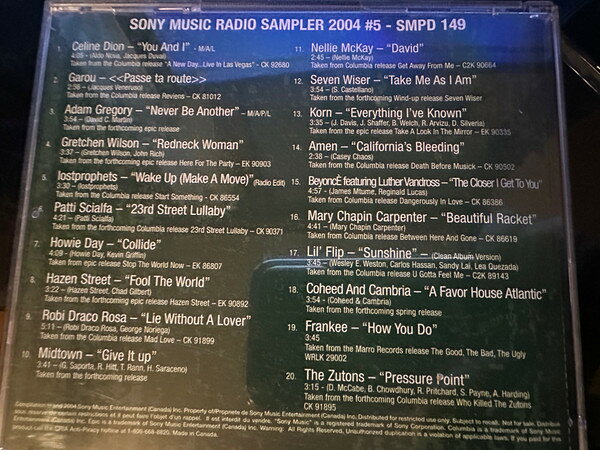 ・アーティスト Various ・タイトル Sony Music Radio Sampler 2004 #5 ・レーベル・型番 Sony Music Entertainment Inc. SMPD149 ・フォーマット CD ・コンディション(盤) 良い (VG+) ・コンディション(ジャケット) ・コンディション(帯) オビなし ・特記事項 【プロモ盤】 【Promotion Only】【ケース擦れ】 サンプル画像です。実際の商品の画像ではありません 商品写真はバーコード/カタログ番号に対応したサンプル画像ですので、お送りする商品の画像ではありません。帯やライナーなどの付属品は、特記事項に記載されている場合のみ含まれます。プロモやカラーレコードなどの仕様についても、該当する場合のみ特記事項に記載しています。 【ご購入前に必ずご確認ください】 ・本店サイト(www.recordcity.jp)とは価格、送料が違います ・本店サイト、その他支店のオーダーとは同梱発送できません ・注文確定後に別の注文を頂いた場合、注文同士の同梱は致しかねます。 ・別倉庫から発送しているため、店頭受け渡しは対応しておりません ・一部商品は他の通販サイトでも販売しているため、ご注文のタイミングによっては商品のご用意ができない場合がございます。 ・土日祝日はお休みです 金曜・祝前日9時以降のご連絡またはご入金は、返答または発送が週明け・祝日明けに順次対応となります。 ・ご購入後のキャンセル不可 ご購入後のキャンセルはいかなる理由においてもお受けできません。ご了承の上、ご購入くださいませ。 ・日本郵便(ゆうパック/ゆうメール)によるお届けになります。 ・中古品であることをご理解ください 当ストアでは中古商品を主に販売しております。中古品であることをご理解の上ご購入ください。また、一部商品はRecordCityオンラインストアで試聴可能です。 ・返品について お客様のご都合による返品は一切承っておりません。 表記の内容と実際の商品に相違がある場合、また針飛び等で返品・返金をご希望される場合は、商品の到着後1週間以内にご連絡ください。商品の返送をこちらで確認後、キャンセル・返金を行います。 コンディションVG以下の商品は返品できません。プレイに影響のない表面のこすれ傷、プレス起因のノイズ盤は返品の対象外です。 【コンディション表記】 ・ほぼ新品(M-)(Like New) 完全な新品。未使用。当店ではほぼ使用しません ・非常に良い(EX)(Excellent) 中古盤として美品な状態。わずかな経年を感じるものの傷みを感じさせない、当店基準で最高の状態 ・良い(VG+)(Very Good Plus) 丁寧に扱われた中古品で、軽い使用感がみられる。 ・可(VG)(Acceptable) 使い込まれた中古品で、「良い」よりもさらに使用感がみられる。 ・悪い(VG-)(Bad) 状態が悪いアイテム。使用の保障はなく、再生不可、針飛び、目立つノイズがあるかもしれない。状態によるクレーム不可。返品不可。 ・非常に悪い(G)(Very Bad) 「悪い」よりさらに状態が悪いアイテム。使用の保障はなく、再生不可、針飛び、目立つノイズがあるかもしれない。状態によるクレーム不可。返品不可。 ・ジャンク(Fair)(Junk/Fair) 割れている、反っている、水ダメージがある、カビ、ジャケットが分離している、ひどい書き込み、ひどい擦れなど最低の状態。使用の保障はなく、再生不可、針飛び、目立つノイズがあるかもしれない。状態によるクレーム不可。返品不可。 ・ジャンク(Poor)(Junk/Poor) 割れている、反っている、水ダメージがある、カビ、ジャケットが分離している、ひどい書き込み、ひどい擦れなど最低の状態。使用の保障はなく、再生不可、針飛び、目立つノイズがあるかもしれない。状態によるクレーム不可。返品不可。