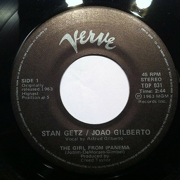 ・アーティスト Stan Getz / Jo?o Gilberto ・タイトル The Girl From Ipanema ・レーベル・型番 Verve Records TOP031 ・フォーマット 7インチレコード ・コンディション(盤) 可 (VG) ・コンディション(ジャケット) プレインカバー（元ジャケット／カバー無し） ・コンディション(帯) オビなし ・特記事項 【盤に薄い跡】 サンプル画像です。実際の商品の画像ではありません 商品写真はバーコード/カタログ番号に対応したサンプル画像ですので、お送りする商品の画像ではありません。帯やライナーなどの付属品は、特記事項に記載されている場合のみ含まれます。プロモやカラーレコードなどの仕様についても、該当する場合のみ特記事項に記載しています。 【ご購入前に必ずご確認ください】 ・本店サイト(www.recordcity.jp)とは価格、送料が違います ・本店サイト、その他支店のオーダーとは同梱発送できません ・注文確定後に別の注文を頂いた場合、注文同士の同梱は致しかねます。 ・別倉庫から発送しているため、店頭受け渡しは対応しておりません ・一部商品は他の通販サイトでも販売しているため、ご注文のタイミングによっては商品のご用意ができない場合がございます。 ・土日祝日はお休みです 金曜・祝前日9時以降のご連絡またはご入金は、返答または発送が週明け・祝日明けに順次対応となります。 ・ご購入後のキャンセル不可 ご購入後のキャンセルはいかなる理由においてもお受けできません。ご了承の上、ご購入くださいませ。 ・日本郵便(ゆうパック/ゆうメール)によるお届けになります。 ・中古品であることをご理解ください 当ストアでは中古商品を主に販売しております。中古品であることをご理解の上ご購入ください。また、一部商品はRecordCityオンラインストアで試聴可能です。 ・返品について お客様のご都合による返品は一切承っておりません。 表記の内容と実際の商品に相違がある場合、また針飛び等で返品・返金をご希望される場合は、商品の到着後1週間以内にご連絡ください。商品の返送をこちらで確認後、キャンセル・返金を行います。 コンディションVG以下の商品は返品できません。プレイに影響のない表面のこすれ傷、プレス起因のノイズ盤は返品の対象外です。 【コンディション表記】 ・ほぼ新品(M-)(Like New) 完全な新品。未使用。当店ではほぼ使用しません ・非常に良い(EX)(Excellent) 中古盤として美品な状態。わずかな経年を感じるものの傷みを感じさせない、当店基準で最高の状態 ・良い(VG+)(Very Good Plus) 丁寧に扱われた中古品で、軽い使用感がみられる。 ・可(VG)(Acceptable) 使い込まれた中古品で、「良い」よりもさらに使用感がみられる。 ・悪い(VG-)(Bad) 状態が悪いアイテム。使用の保障はなく、再生不可、針飛び、目立つノイズがあるかもしれない。状態によるクレーム不可。返品不可。 ・非常に悪い(G)(Very Bad) 「悪い」よりさらに状態が悪いアイテム。使用の保障はなく、再生不可、針飛び、目立つノイズがあるかもしれない。状態によるクレーム不可。返品不可。 ・ジャンク(Fair)(Junk/Fair) 割れている、反っている、水ダメージがある、カビ、ジャケットが分離している、ひどい書き込み、ひどい擦れなど最低の状態。使用の保障はなく、再生不可、針飛び、目立つノイズがあるかもしれない。状態によるクレーム不可。返品不可。 ・ジャンク(Poor)(Junk/Poor) 割れている、反っている、水ダメージがある、カビ、ジャケットが分離している、ひどい書き込み、ひどい擦れなど最低の状態。使用の保障はなく、再生不可、針飛び、目立つノイズがあるかもしれない。状態によるクレーム不可。返品不可。