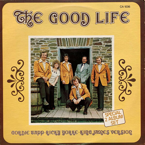 ・アーティスト Gordie Tapp , Ricky Yorke , The King James Version (3) ・タイトル The Good Life ・レーベル・型番 Cachet Records CA1006 ・フォーマット LPレコード ・コンディション(盤) 良い (VG+) ・コンディション(ジャケット) 良い (VG+) ・コンディション(帯) オビなし ・特記事項 【カバーにシール付着】【カバー小さな破れ】 サンプル画像です。実際の商品の画像ではありません 商品写真はバーコード/カタログ番号に対応したサンプル画像ですので、お送りする商品の画像ではありません。帯やライナーなどの付属品は、特記事項に記載されている場合のみ含まれます。プロモやカラーレコードなどの仕様についても、該当する場合のみ特記事項に記載しています。 【ご購入前に必ずご確認ください】 ・本店サイト(www.recordcity.jp)とは価格、送料が違います ・本店サイト、その他支店のオーダーとは同梱発送できません ・注文確定後に別の注文を頂いた場合、注文同士の同梱は致しかねます。 ・別倉庫から発送しているため、店頭受け渡しは対応しておりません ・一部商品は他の通販サイトでも販売しているため、ご注文のタイミングによっては商品のご用意ができない場合がございます。 ・土日祝日はお休みです 金曜・祝前日9時以降のご連絡またはご入金は、返答または発送が週明け・祝日明けに順次対応となります。 ・ご購入後のキャンセル不可 ご購入後のキャンセルはいかなる理由においてもお受けできません。ご了承の上、ご購入くださいませ。 ・日本郵便(ゆうパック/ゆうメール)によるお届けになります。 ・中古品であることをご理解ください 当ストアでは中古商品を主に販売しております。中古品であることをご理解の上ご購入ください。また、一部商品はRecordCityオンラインストアで試聴可能です。 ・返品について お客様のご都合による返品は一切承っておりません。 表記の内容と実際の商品に相違がある場合、また針飛び等で返品・返金をご希望される場合は、商品の到着後1週間以内にご連絡ください。商品の返送をこちらで確認後、キャンセル・返金を行います。 コンディションVG以下の商品は返品できません。プレイに影響のない表面のこすれ傷、プレス起因のノイズ盤は返品の対象外です。 【コンディション表記】 ・ほぼ新品(M-)(Like New) 完全な新品。未使用。当店ではほぼ使用しません ・非常に良い(EX)(Excellent) 中古盤として美品な状態。わずかな経年を感じるものの傷みを感じさせない、当店基準で最高の状態 ・良い(VG+)(Very Good Plus) 丁寧に扱われた中古品で、軽い使用感がみられる。 ・可(VG)(Acceptable) 使い込まれた中古品で、「良い」よりもさらに使用感がみられる。 ・悪い(VG-)(Bad) 状態が悪いアイテム。使用の保障はなく、再生不可、針飛び、目立つノイズがあるかもしれない。状態によるクレーム不可。返品不可。 ・非常に悪い(G)(Very Bad) 「悪い」よりさらに状態が悪いアイテム。使用の保障はなく、再生不可、針飛び、目立つノイズがあるかもしれない。状態によるクレーム不可。返品不可。 ・ジャンク(Fair)(Junk/Fair) 割れている、反っている、水ダメージがある、カビ、ジャケットが分離している、ひどい書き込み、ひどい擦れなど最低の状態。使用の保障はなく、再生不可、針飛び、目立つノイズがあるかもしれない。状態によるクレーム不可。返品不可。 ・ジャンク(Poor)(Junk/Poor) 割れている、反っている、水ダメージがある、カビ、ジャケットが分離している、ひどい書き込み、ひどい擦れなど最低の状態。使用の保障はなく、再生不可、針飛び、目立つノイズがあるかもしれない。状態によるクレーム不可。返品不可。