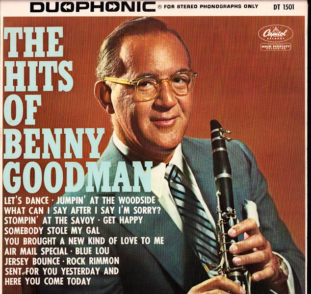 ・アーティスト Benny Goodman ・タイトル Hits Of Benny Goodma ・レーベル・型番 CAPITOL DT1501 ・フォーマット LPレコード ・コンディション(盤) 良い (VG+) ・コンディション(ジャケット) 良い (VG+) ・コンディション(帯) オビなし ・特記事項 【カバーに目立つ染み】【盤に小さいキズ】【カラー盤（レッド）】 サンプル画像です。実際の商品の画像ではありません 商品写真はバーコード/カタログ番号に対応したサンプル画像ですので、お送りする商品の画像ではありません。帯やライナーなどの付属品は、特記事項に記載されている場合のみ含まれます。プロモやカラーレコードなどの仕様についても、該当する場合のみ特記事項に記載しています。 【ご購入前に必ずご確認ください】 ・本店サイト(www.recordcity.jp)とは価格、送料が違います ・本店サイト、その他支店のオーダーとは同梱発送できません ・注文確定後に別の注文を頂いた場合、注文同士の同梱は致しかねます。 ・別倉庫から発送しているため、店頭受け渡しは対応しておりません ・一部商品は他の通販サイトでも販売しているため、ご注文のタイミングによっては商品のご用意ができない場合がございます。 ・土日祝日はお休みです 金曜・祝前日9時以降のご連絡またはご入金は、返答または発送が週明け・祝日明けに順次対応となります。 ・ご購入後のキャンセル不可 ご購入後のキャンセルはいかなる理由においてもお受けできません。ご了承の上、ご購入くださいませ。 ・日本郵便(ゆうパック/ゆうメール)によるお届けになります。 ・中古品であることをご理解ください 当ストアでは中古商品を主に販売しております。中古品であることをご理解の上ご購入ください。また、一部商品はRecordCityオンラインストアで試聴可能です。 ・返品について お客様のご都合による返品は一切承っておりません。 表記の内容と実際の商品に相違がある場合、また針飛び等で返品・返金をご希望される場合は、商品の到着後1週間以内にご連絡ください。商品の返送をこちらで確認後、キャンセル・返金を行います。 コンディションVG以下の商品は返品できません。プレイに影響のない表面のこすれ傷、プレス起因のノイズ盤は返品の対象外です。 【コンディション表記】 ・ほぼ新品(M-)(Like New) 完全な新品。未使用。当店ではほぼ使用しません ・非常に良い(EX)(Excellent) 中古盤として美品な状態。わずかな経年を感じるものの傷みを感じさせない、当店基準で最高の状態 ・良い(VG+)(Very Good Plus) 丁寧に扱われた中古品で、軽い使用感がみられる。 ・可(VG)(Acceptable) 使い込まれた中古品で、「良い」よりもさらに使用感がみられる。 ・悪い(VG-)(Bad) 状態が悪いアイテム。使用の保障はなく、再生不可、針飛び、目立つノイズがあるかもしれない。状態によるクレーム不可。返品不可。 ・非常に悪い(G)(Very Bad) 「悪い」よりさらに状態が悪いアイテム。使用の保障はなく、再生不可、針飛び、目立つノイズがあるかもしれない。状態によるクレーム不可。返品不可。 ・ジャンク(Fair)(Junk/Fair) 割れている、反っている、水ダメージがある、カビ、ジャケットが分離している、ひどい書き込み、ひどい擦れなど最低の状態。使用の保障はなく、再生不可、針飛び、目立つノイズがあるかもしれない。状態によるクレーム不可。返品不可。 ・ジャンク(Poor)(Junk/Poor) 割れている、反っている、水ダメージがある、カビ、ジャケットが分離している、ひどい書き込み、ひどい擦れなど最低の状態。使用の保障はなく、再生不可、針飛び、目立つノイズがあるかもしれない。状態によるクレーム不可。返品不可。