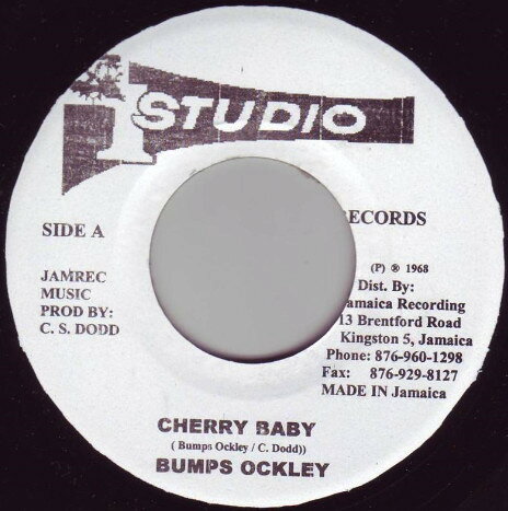 ・アーティスト Bumps Oakley / Jack Sparrow ・タイトル Cherry Baby / Beggars Have No Choice ・レーベル・型番 Studio One NONE ・フォーマット 7インチレコード ・コンディション(盤) 良い (VG+) ・コンディション(ジャケット) プレインカバー（元ジャケット／カバー無し） ・コンディション(帯) オビなし ・特記事項 サンプル画像です。実際の商品の画像ではありません 商品写真はバーコード/カタログ番号に対応したサンプル画像ですので、お送りする商品の画像ではありません。帯やライナーなどの付属品は、特記事項に記載されている場合のみ含まれます。プロモやカラーレコードなどの仕様についても、該当する場合のみ特記事項に記載しています。 【ご購入前に必ずご確認ください】 ・本店サイト(www.recordcity.jp)とは価格、送料が違います ・本店サイト、その他支店のオーダーとは同梱発送できません ・注文確定後に別の注文を頂いた場合、注文同士の同梱は致しかねます。 ・別倉庫から発送しているため、店頭受け渡しは対応しておりません ・一部商品は他の通販サイトでも販売しているため、ご注文のタイミングによっては商品のご用意ができない場合がございます。 ・土日祝日はお休みです 金曜・祝前日9時以降のご連絡またはご入金は、返答または発送が週明け・祝日明けに順次対応となります。 ・ご購入後のキャンセル不可 ご購入後のキャンセルはいかなる理由においてもお受けできません。ご了承の上、ご購入くださいませ。 ・日本郵便(ゆうパック/ゆうメール)によるお届けになります。 ・中古品であることをご理解ください 当ストアでは中古商品を主に販売しております。中古品であることをご理解の上ご購入ください。また、一部商品はRecordCityオンラインストアで試聴可能です。 ・返品について お客様のご都合による返品は一切承っておりません。 表記の内容と実際の商品に相違がある場合、また針飛び等で返品・返金をご希望される場合は、商品の到着後1週間以内にご連絡ください。商品の返送をこちらで確認後、キャンセル・返金を行います。 コンディションVG以下の商品は返品できません。プレイに影響のない表面のこすれ傷、プレス起因のノイズ盤は返品の対象外です。 【コンディション表記】 ・ほぼ新品(M-)(Like New) 完全な新品。未使用。当店ではほぼ使用しません ・非常に良い(EX)(Excellent) 中古盤として美品な状態。わずかな経年を感じるものの傷みを感じさせない、当店基準で最高の状態 ・良い(VG+)(Very Good Plus) 丁寧に扱われた中古品で、軽い使用感がみられる。 ・可(VG)(Acceptable) 使い込まれた中古品で、「良い」よりもさらに使用感がみられる。 ・悪い(VG-)(Bad) 状態が悪いアイテム。使用の保障はなく、再生不可、針飛び、目立つノイズがあるかもしれない。状態によるクレーム不可。返品不可。 ・非常に悪い(G)(Very Bad) 「悪い」よりさらに状態が悪いアイテム。使用の保障はなく、再生不可、針飛び、目立つノイズがあるかもしれない。状態によるクレーム不可。返品不可。 ・ジャンク(Fair)(Junk/Fair) 割れている、反っている、水ダメージがある、カビ、ジャケットが分離している、ひどい書き込み、ひどい擦れなど最低の状態。使用の保障はなく、再生不可、針飛び、目立つノイズがあるかもしれない。状態によるクレーム不可。返品不可。 ・ジャンク(Poor)(Junk/Poor) 割れている、反っている、水ダメージがある、カビ、ジャケットが分離している、ひどい書き込み、ひどい擦れなど最低の状態。使用の保障はなく、再生不可、針飛び、目立つノイズがあるかもしれない。状態によるクレーム不可。返品不可。
