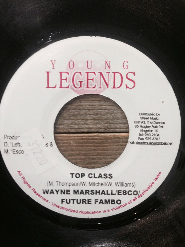 ・アーティスト Wayne Marshall / Mathew 'Esco' Thompson / Future Fambo ・タイトル Top class ・レーベル・型番 Young Legends NONE ・フォーマット 7インチレコード ・コンディション(盤) 良い (VG+) ・コンディション(ジャケット) ・コンディション(帯) オビなし ・特記事項 サンプル画像です。実際の商品の画像ではありません 商品写真はバーコード/カタログ番号に対応したサンプル画像ですので、お送りする商品の画像ではありません。帯やライナーなどの付属品は、特記事項に記載されている場合のみ含まれます。プロモやカラーレコードなどの仕様についても、該当する場合のみ特記事項に記載しています。 【ご購入前に必ずご確認ください】 ・本店サイト(www.recordcity.jp)とは価格、送料が違います ・本店サイト、その他支店のオーダーとは同梱発送できません ・注文確定後に別の注文を頂いた場合、注文同士の同梱は致しかねます。 ・別倉庫から発送しているため、店頭受け渡しは対応しておりません ・一部商品は他の通販サイトでも販売しているため、ご注文のタイミングによっては商品のご用意ができない場合がございます。 ・土日祝日はお休みです 金曜・祝前日9時以降のご連絡またはご入金は、返答または発送が週明け・祝日明けに順次対応となります。 ・ご購入後のキャンセル不可 ご購入後のキャンセルはいかなる理由においてもお受けできません。ご了承の上、ご購入くださいませ。 ・日本郵便(ゆうパック/ゆうメール)によるお届けになります。 ・中古品であることをご理解ください 当ストアでは中古商品を主に販売しております。中古品であることをご理解の上ご購入ください。また、一部商品はRecordCityオンラインストアで試聴可能です。 ・返品について お客様のご都合による返品は一切承っておりません。 表記の内容と実際の商品に相違がある場合、また針飛び等で返品・返金をご希望される場合は、商品の到着後1週間以内にご連絡ください。商品の返送をこちらで確認後、キャンセル・返金を行います。 コンディションVG以下の商品は返品できません。プレイに影響のない表面のこすれ傷、プレス起因のノイズ盤は返品の対象外です。 【コンディション表記】 ・ほぼ新品(M-)(Like New) 完全な新品。未使用。当店ではほぼ使用しません ・非常に良い(EX)(Excellent) 中古盤として美品な状態。わずかな経年を感じるものの傷みを感じさせない、当店基準で最高の状態 ・良い(VG+)(Very Good Plus) 丁寧に扱われた中古品で、軽い使用感がみられる。 ・可(VG)(Acceptable) 使い込まれた中古品で、「良い」よりもさらに使用感がみられる。 ・悪い(VG-)(Bad) 状態が悪いアイテム。使用の保障はなく、再生不可、針飛び、目立つノイズがあるかもしれない。状態によるクレーム不可。返品不可。 ・非常に悪い(G)(Very Bad) 「悪い」よりさらに状態が悪いアイテム。使用の保障はなく、再生不可、針飛び、目立つノイズがあるかもしれない。状態によるクレーム不可。返品不可。 ・ジャンク(Fair)(Junk/Fair) 割れている、反っている、水ダメージがある、カビ、ジャケットが分離している、ひどい書き込み、ひどい擦れなど最低の状態。使用の保障はなく、再生不可、針飛び、目立つノイズがあるかもしれない。状態によるクレーム不可。返品不可。 ・ジャンク(Poor)(Junk/Poor) 割れている、反っている、水ダメージがある、カビ、ジャケットが分離している、ひどい書き込み、ひどい擦れなど最低の状態。使用の保障はなく、再生不可、針飛び、目立つノイズがあるかもしれない。状態によるクレーム不可。返品不可。