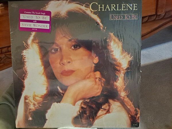 ・アーティスト Charlene ・タイトル Used To Be ・レーベル・型番 Motown 6027ML ・フォーマット LPレコード ・コンディション(盤) 良い (VG+) ・コンディション(ジャケット) 良い (VG+) ・コンディション(帯) オビなし ・特記事項 【シュリンク残し】【ハイプステッカー】【盤汚れ】 サンプル画像です。実際の商品の画像ではありません 商品写真はバーコード/カタログ番号に対応したサンプル画像ですので、お送りする商品の画像ではありません。帯やライナーなどの付属品は、特記事項に記載されている場合のみ含まれます。プロモやカラーレコードなどの仕様についても、該当する場合のみ特記事項に記載しています。 【ご購入前に必ずご確認ください】 ・本店サイト(www.recordcity.jp)とは価格、送料が違います ・本店サイト、その他支店のオーダーとは同梱発送できません ・注文確定後に別の注文を頂いた場合、注文同士の同梱は致しかねます。 ・別倉庫から発送しているため、店頭受け渡しは対応しておりません ・一部商品は他の通販サイトでも販売しているため、ご注文のタイミングによっては商品のご用意ができない場合がございます。 ・土日祝日はお休みです 金曜・祝前日9時以降のご連絡またはご入金は、返答または発送が週明け・祝日明けに順次対応となります。 ・ご購入後のキャンセル不可 ご購入後のキャンセルはいかなる理由においてもお受けできません。ご了承の上、ご購入くださいませ。 ・日本郵便(ゆうパック/ゆうメール)によるお届けになります。 ・中古品であることをご理解ください 当ストアでは中古商品を主に販売しております。中古品であることをご理解の上ご購入ください。また、一部商品はRecordCityオンラインストアで試聴可能です。 ・返品について お客様のご都合による返品は一切承っておりません。 表記の内容と実際の商品に相違がある場合、また針飛び等で返品・返金をご希望される場合は、商品の到着後1週間以内にご連絡ください。商品の返送をこちらで確認後、キャンセル・返金を行います。 コンディションVG以下の商品は返品できません。プレイに影響のない表面のこすれ傷、プレス起因のノイズ盤は返品の対象外です。 【コンディション表記】 ・ほぼ新品(M-)(Like New) 完全な新品。未使用。当店ではほぼ使用しません ・非常に良い(EX)(Excellent) 中古盤として美品な状態。わずかな経年を感じるものの傷みを感じさせない、当店基準で最高の状態 ・良い(VG+)(Very Good Plus) 丁寧に扱われた中古品で、軽い使用感がみられる。 ・可(VG)(Acceptable) 使い込まれた中古品で、「良い」よりもさらに使用感がみられる。 ・悪い(VG-)(Bad) 状態が悪いアイテム。使用の保障はなく、再生不可、針飛び、目立つノイズがあるかもしれない。状態によるクレーム不可。返品不可。 ・非常に悪い(G)(Very Bad) 「悪い」よりさらに状態が悪いアイテム。使用の保障はなく、再生不可、針飛び、目立つノイズがあるかもしれない。状態によるクレーム不可。返品不可。 ・ジャンク(Fair)(Junk/Fair) 割れている、反っている、水ダメージがある、カビ、ジャケットが分離している、ひどい書き込み、ひどい擦れなど最低の状態。使用の保障はなく、再生不可、針飛び、目立つノイズがあるかもしれない。状態によるクレーム不可。返品不可。 ・ジャンク(Poor)(Junk/Poor) 割れている、反っている、水ダメージがある、カビ、ジャケットが分離している、ひどい書き込み、ひどい擦れなど最低の状態。使用の保障はなく、再生不可、針飛び、目立つノイズがあるかもしれない。状態によるクレーム不可。返品不可。