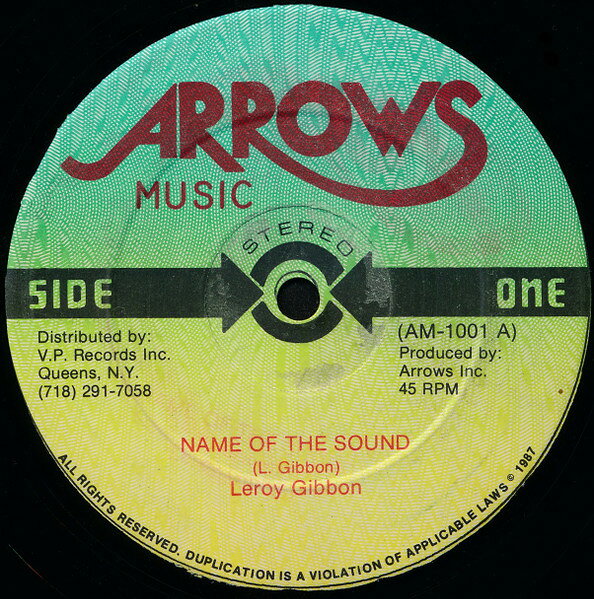 ・アーティスト Leroy Gibbon/Shaka Shamba ・タイトル Name Of The Sound / Country Bunkin ・レーベル・型番 ・フォーマット 12インチレコード ・コンディション(盤) 非常に良い(EX) ・コンディション(ジャケット) プレインカバー（元ジャケット／カバー無し） ・コンディション(帯) オビなし ・特記事項 サンプル画像です。実際の商品の画像ではありません 商品写真はバーコード/カタログ番号に対応したサンプル画像ですので、お送りする商品の画像ではありません。帯やライナーなどの付属品は、特記事項に記載されている場合のみ含まれます。プロモやカラーレコードなどの仕様についても、該当する場合のみ特記事項に記載しています。 【ご購入前に必ずご確認ください】 ・本店サイト(www.recordcity.jp)とは価格、送料が違います ・本店サイト、その他支店のオーダーとは同梱発送できません ・注文確定後に別の注文を頂いた場合、注文同士の同梱は致しかねます。 ・別倉庫から発送しているため、店頭受け渡しは対応しておりません ・一部商品は他の通販サイトでも販売しているため、ご注文のタイミングによっては商品のご用意ができない場合がございます。 ・土日祝日はお休みです 金曜・祝前日9時以降のご連絡またはご入金は、返答または発送が週明け・祝日明けに順次対応となります。 ・ご購入後のキャンセル不可 ご購入後のキャンセルはいかなる理由においてもお受けできません。ご了承の上、ご購入くださいませ。 ・日本郵便(ゆうパック/ゆうメール)によるお届けになります。 ・中古品であることをご理解ください 当ストアでは中古商品を主に販売しております。中古品であることをご理解の上ご購入ください。また、一部商品はRecordCityオンラインストアで試聴可能です。 ・返品について お客様のご都合による返品は一切承っておりません。 表記の内容と実際の商品に相違がある場合、また針飛び等で返品・返金をご希望される場合は、商品の到着後1週間以内にご連絡ください。商品の返送をこちらで確認後、キャンセル・返金を行います。 コンディションVG以下の商品は返品できません。プレイに影響のない表面のこすれ傷、プレス起因のノイズ盤は返品の対象外です。 【コンディション表記】 ・ほぼ新品(M-)(Like New) 完全な新品。未使用。当店ではほぼ使用しません ・非常に良い(EX)(Excellent) 中古盤として美品な状態。わずかな経年を感じるものの傷みを感じさせない、当店基準で最高の状態 ・良い(VG+)(Very Good Plus) 丁寧に扱われた中古品で、軽い使用感がみられる。 ・可(VG)(Acceptable) 使い込まれた中古品で、「良い」よりもさらに使用感がみられる。 ・悪い(VG-)(Bad) 状態が悪いアイテム。使用の保障はなく、再生不可、針飛び、目立つノイズがあるかもしれない。状態によるクレーム不可。返品不可。 ・非常に悪い(G)(Very Bad) 「悪い」よりさらに状態が悪いアイテム。使用の保障はなく、再生不可、針飛び、目立つノイズがあるかもしれない。状態によるクレーム不可。返品不可。 ・ジャンク(Fair)(Junk/Fair) 割れている、反っている、水ダメージがある、カビ、ジャケットが分離している、ひどい書き込み、ひどい擦れなど最低の状態。使用の保障はなく、再生不可、針飛び、目立つノイズがあるかもしれない。状態によるクレーム不可。返品不可。 ・ジャンク(Poor)(Junk/Poor) 割れている、反っている、水ダメージがある、カビ、ジャケットが分離している、ひどい書き込み、ひどい擦れなど最低の状態。使用の保障はなく、再生不可、針飛び、目立つノイズがあるかもしれない。状態によるクレーム不可。返品不可。