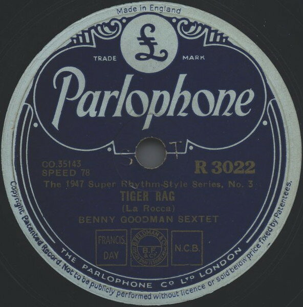・アーティスト Benny Goodman Sextet ・タイトル Tiger Rag / Just One Of Those Things ・レーベル・型番 PARLOPHONE R3022 ・フォーマット 78回転SP盤レコード ・コンディション(盤) 可 (VG) ・コンディション(ジャケット) 良い (VG+) ・コンディション(帯) オビなし ・特記事項 【※再生コンディションによる返品不可】【盤反り】 サンプル画像です。実際の商品の画像ではありません 商品写真はバーコード/カタログ番号に対応したサンプル画像ですので、お送りする商品の画像ではありません。帯やライナーなどの付属品は、特記事項に記載されている場合のみ含まれます。プロモやカラーレコードなどの仕様についても、該当する場合のみ特記事項に記載しています。 【ご購入前に必ずご確認ください】 ・本店サイト(www.recordcity.jp)とは価格、送料が違います ・本店サイト、その他支店のオーダーとは同梱発送できません ・注文確定後に別の注文を頂いた場合、注文同士の同梱は致しかねます。 ・別倉庫から発送しているため、店頭受け渡しは対応しておりません ・一部商品は他の通販サイトでも販売しているため、ご注文のタイミングによっては商品のご用意ができない場合がございます。 ・土日祝日はお休みです 金曜・祝前日9時以降のご連絡またはご入金は、返答または発送が週明け・祝日明けに順次対応となります。 ・ご購入後のキャンセル不可 ご購入後のキャンセルはいかなる理由においてもお受けできません。ご了承の上、ご購入くださいませ。 ・日本郵便(ゆうパック/ゆうメール)によるお届けになります。 ・中古品であることをご理解ください 当ストアでは中古商品を主に販売しております。中古品であることをご理解の上ご購入ください。また、一部商品はRecordCityオンラインストアで試聴可能です。 ・返品について お客様のご都合による返品は一切承っておりません。 表記の内容と実際の商品に相違がある場合、また針飛び等で返品・返金をご希望される場合は、商品の到着後1週間以内にご連絡ください。商品の返送をこちらで確認後、キャンセル・返金を行います。 コンディションVG以下の商品は返品できません。プレイに影響のない表面のこすれ傷、プレス起因のノイズ盤は返品の対象外です。 【コンディション表記】 ・ほぼ新品(M-)(Like New) 完全な新品。未使用。当店ではほぼ使用しません ・非常に良い(EX)(Excellent) 中古盤として美品な状態。わずかな経年を感じるものの傷みを感じさせない、当店基準で最高の状態 ・良い(VG+)(Very Good Plus) 丁寧に扱われた中古品で、軽い使用感がみられる。 ・可(VG)(Acceptable) 使い込まれた中古品で、「良い」よりもさらに使用感がみられる。 ・悪い(VG-)(Bad) 状態が悪いアイテム。使用の保障はなく、再生不可、針飛び、目立つノイズがあるかもしれない。状態によるクレーム不可。返品不可。 ・非常に悪い(G)(Very Bad) 「悪い」よりさらに状態が悪いアイテム。使用の保障はなく、再生不可、針飛び、目立つノイズがあるかもしれない。状態によるクレーム不可。返品不可。 ・ジャンク(Fair)(Junk/Fair) 割れている、反っている、水ダメージがある、カビ、ジャケットが分離している、ひどい書き込み、ひどい擦れなど最低の状態。使用の保障はなく、再生不可、針飛び、目立つノイズがあるかもしれない。状態によるクレーム不可。返品不可。 ・ジャンク(Poor)(Junk/Poor) 割れている、反っている、水ダメージがある、カビ、ジャケットが分離している、ひどい書き込み、ひどい擦れなど最低の状態。使用の保障はなく、再生不可、針飛び、目立つノイズがあるかもしれない。状態によるクレーム不可。返品不可。